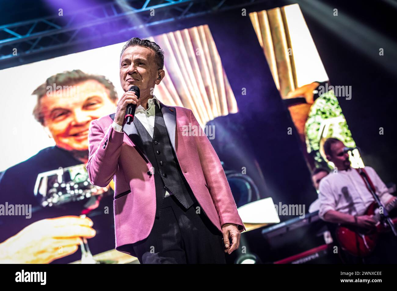 Il cantante italiano Pupo (Enzo Ghinazzi) dal vivo al Teatro cantiere Carrara (Ex sala Toscana), Firenze, Italia, 2 marzo 2024 © Luna la Chimia / Alamy Foto Stock