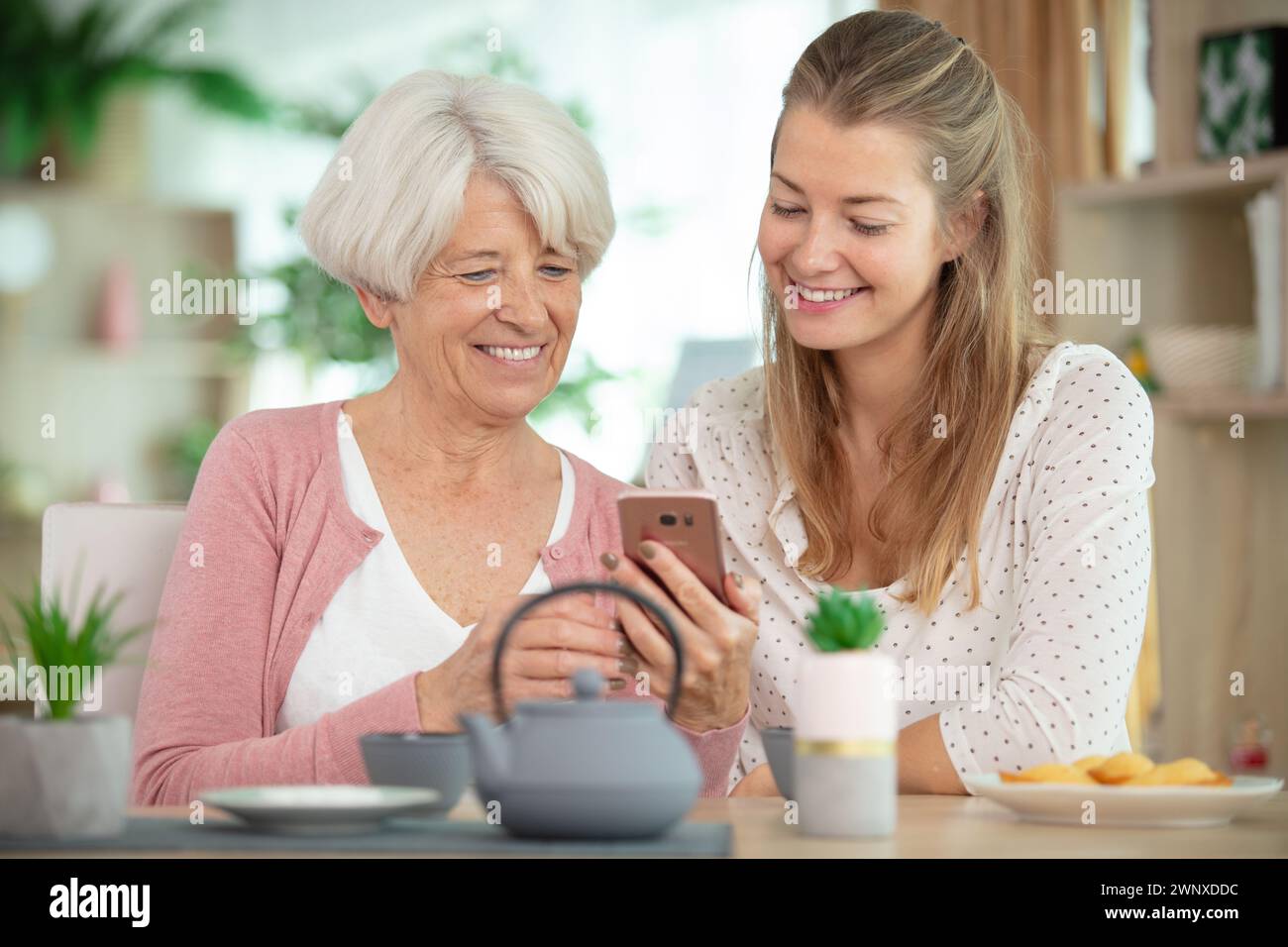 madre anziana e sua figlia insieme Foto Stock