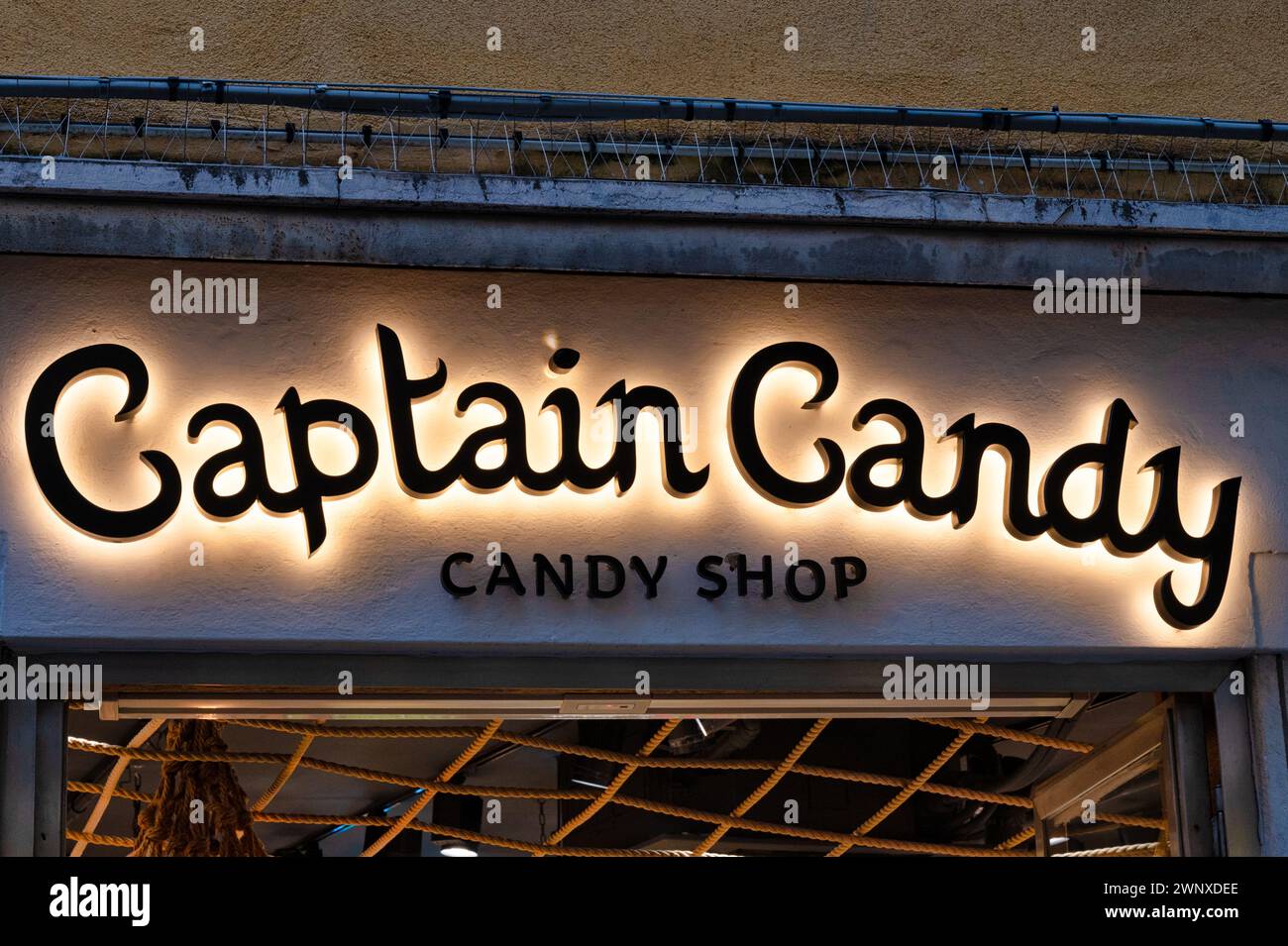 Venezia, Italia - 25 febbraio 2023: L'insegna del negozio Captain Candy a Venezia. Foto Stock