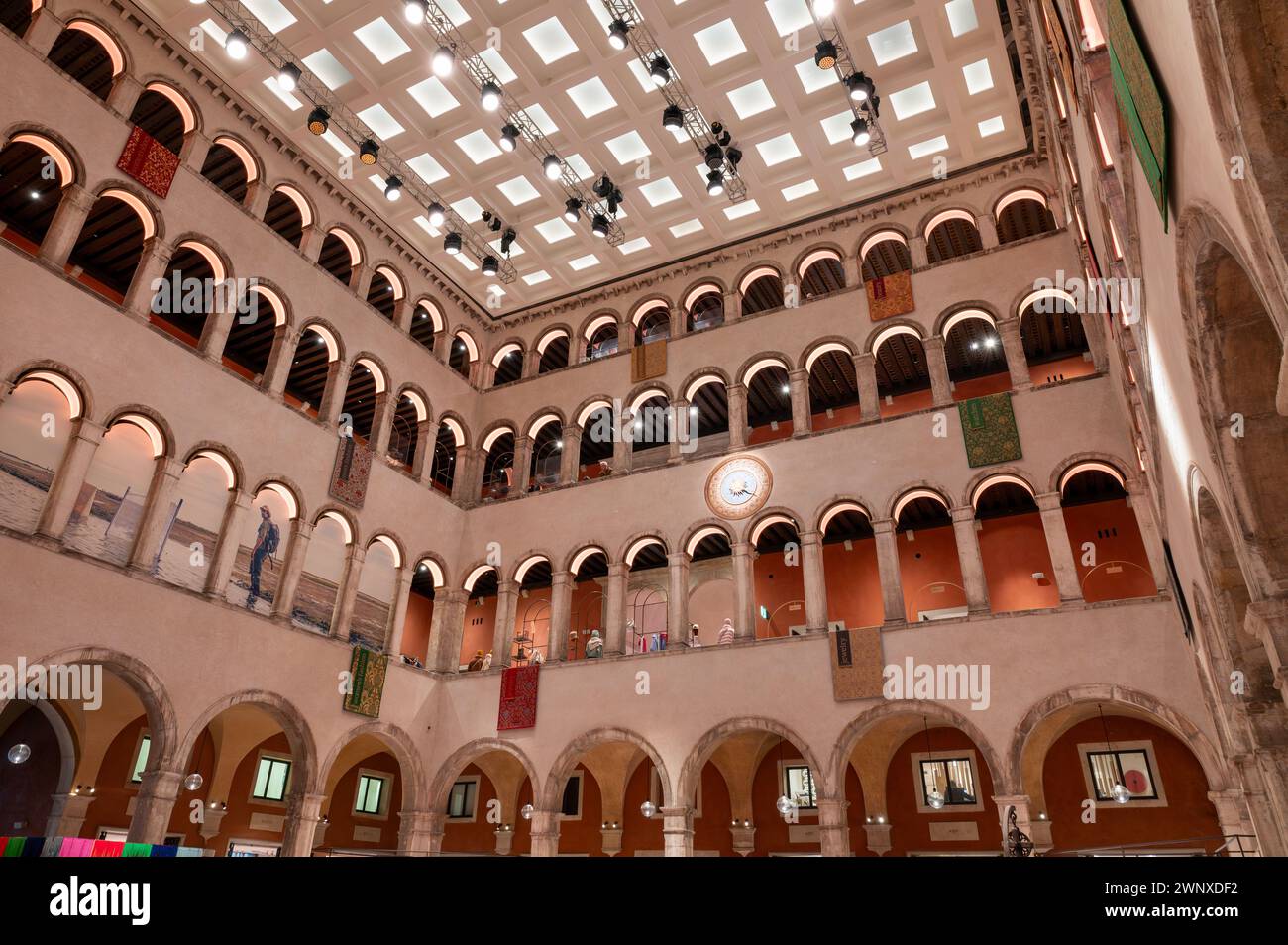 Venezia, Italia - 25 febbraio 2023: Grande magazzino Fondaco dei tedeschi a Venezia. Foto Stock
