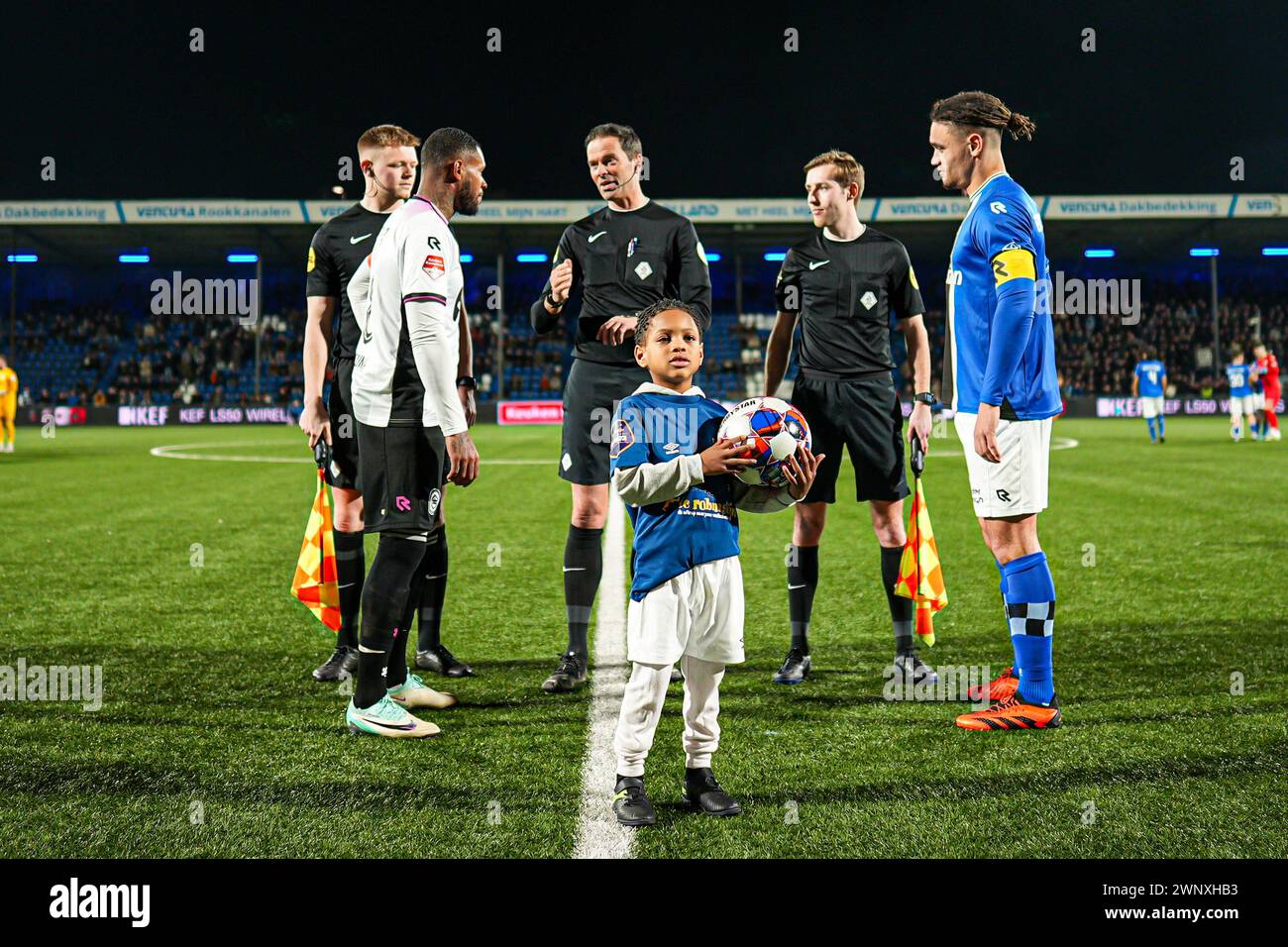 Den Bosch, Paesi Bassi. 4 marzo 2024. DEN BOSCH, PAESI BASSI - 4 MARZO: L'arbitro Bas Nijhuis fa il lancio con i capitani di squadra durante l'incontro olandese Keuken Kampioen Divisie tra FC Den Bosch e FC Groningen allo Stadion de Vliert il 4 marzo 2024 a Den Bosch, Paesi Bassi. (Foto di Gabriel Calvino Alonso/Orange Pictures) credito: Orange Pics BV/Alamy Live News Foto Stock