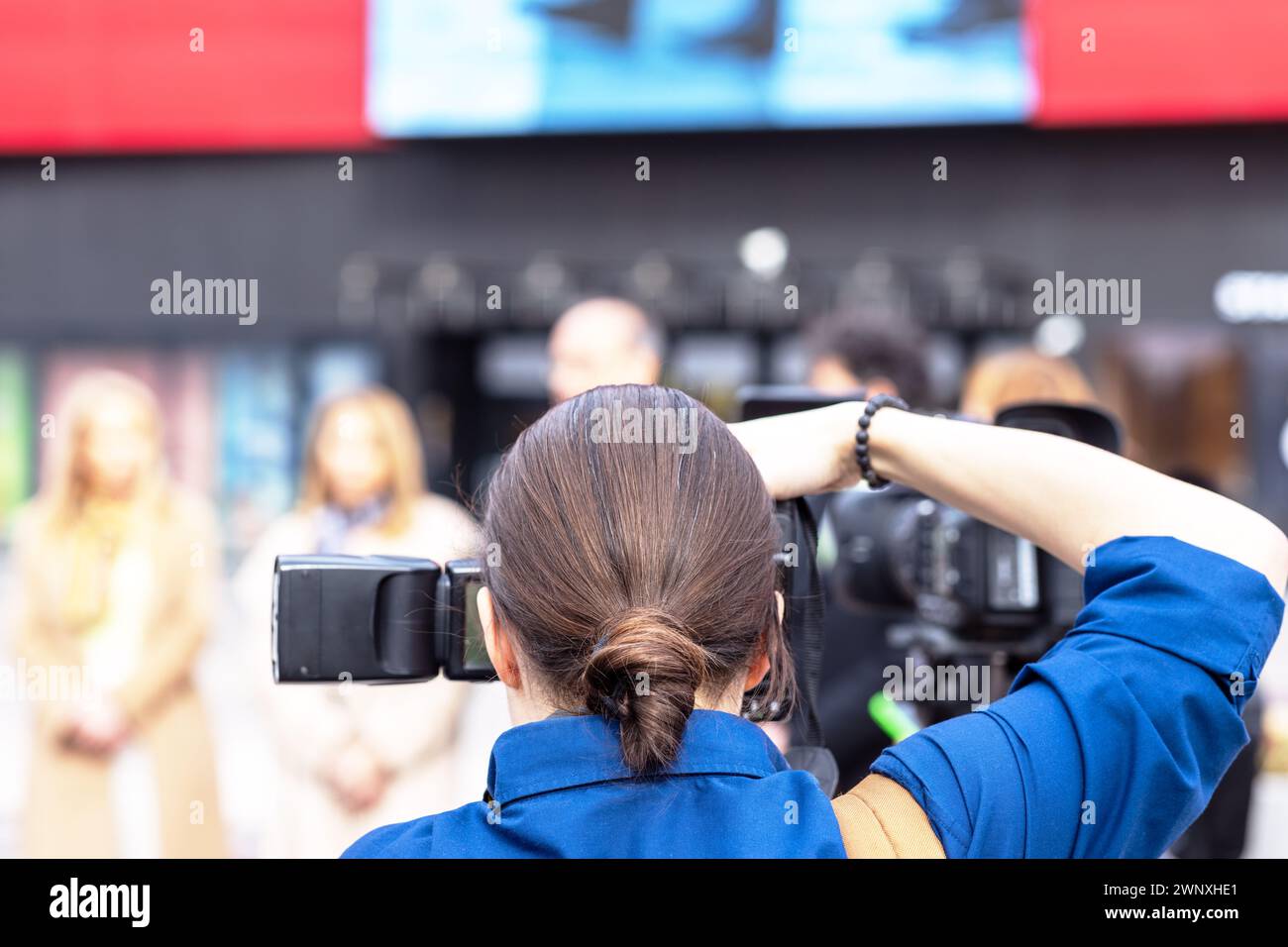 Fotografo che fotografa conferenze stampa, media o eventi di notizie Foto Stock