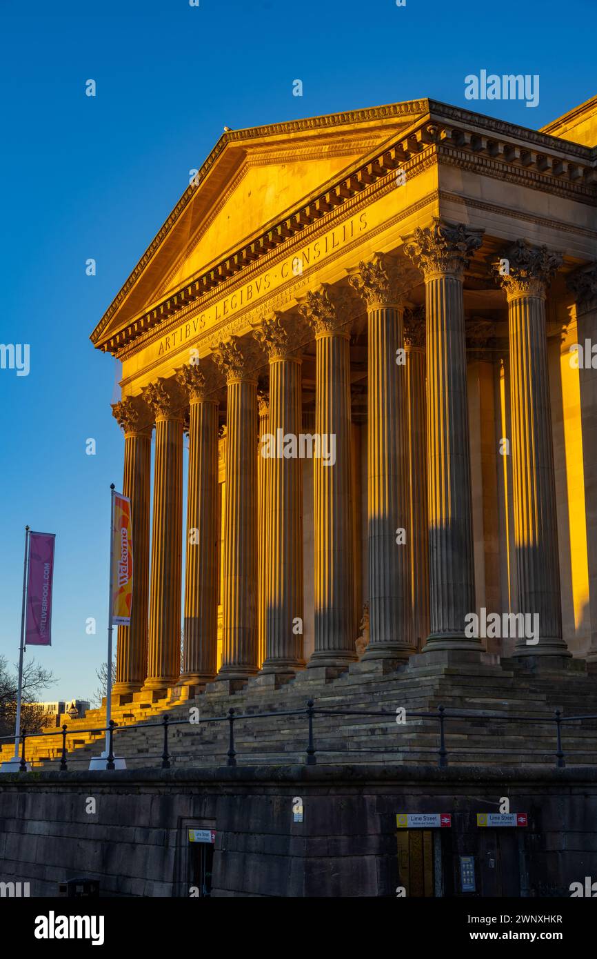 Il fronte occidentale della St Georges Hall al tramonto Foto Stock