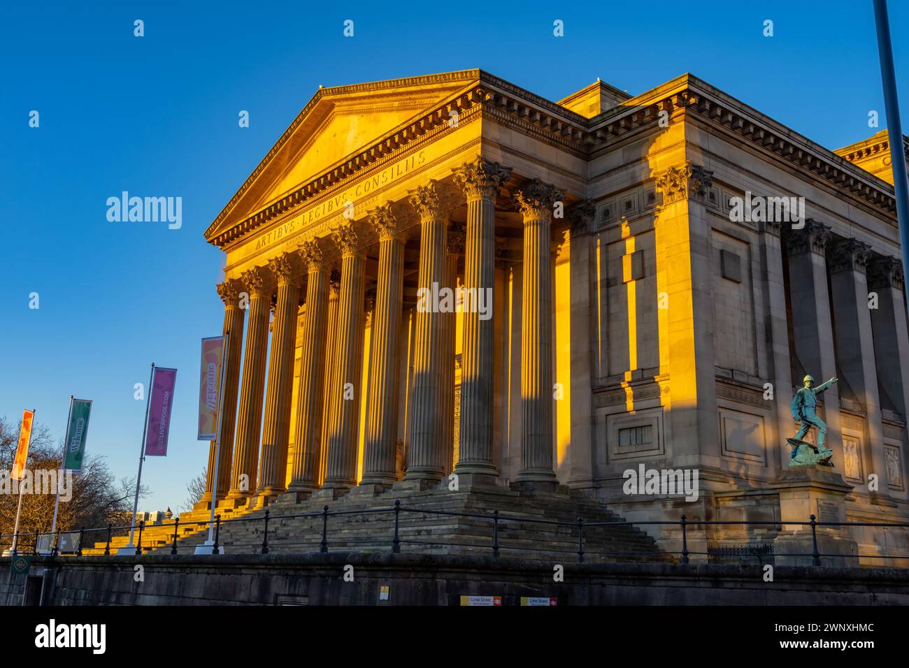 Il fronte occidentale della St Georges Hall al tramonto Foto Stock