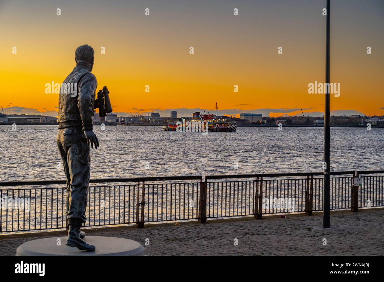 Statua del Capitano F J Walker al Pier Head Liverpool Merseyside con traghetto Mersey al tramonto Foto Stock