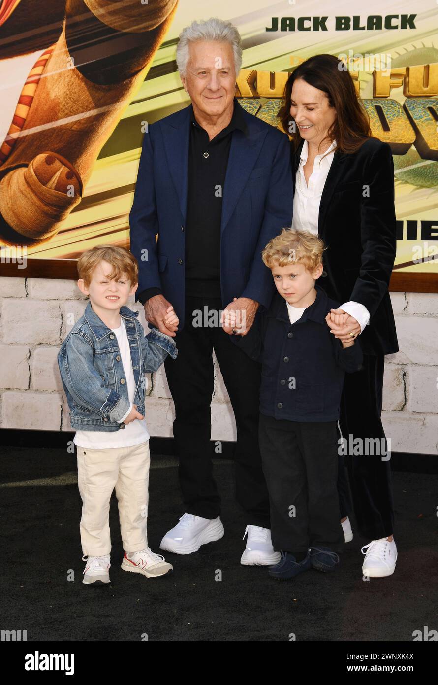 LOS ANGELES, CALIFORNIA - 3 MARZO: (L-R) Dustin Hoffman e Lisa Hoffman assistono alla prima di "Kung fu Panda 4" della Universal Pictures presso l'AMC The Grov Foto Stock