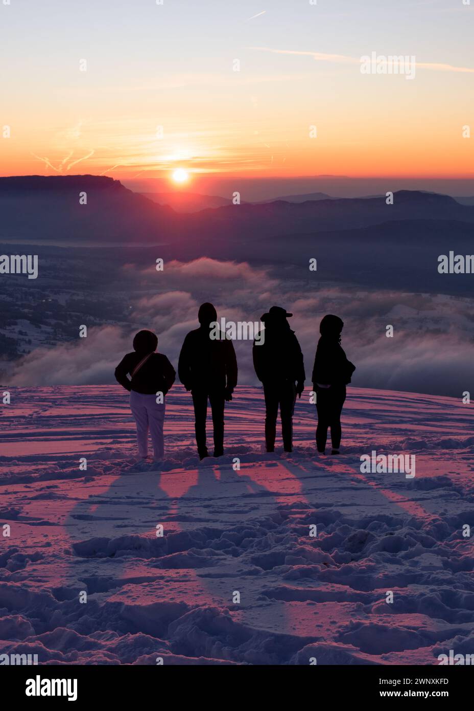 persone che contemplano un bellissimo tramonto invernale Foto Stock