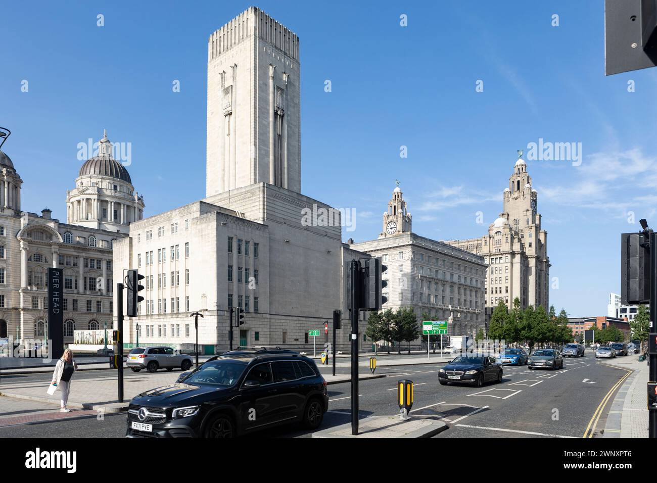 Liverpool, regno unito, 16 gennaio 2024 edifici iconici di liverpool e traffico intenso sulla strada, liverpool Foto Stock