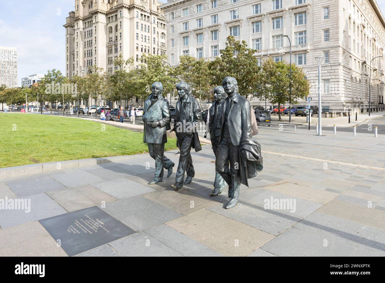 Liverpool, regno unito 16 maggio 2023, monumento dei Beatles di fronte al Liverpool Museum e al Port of Liverpool Building Foto Stock