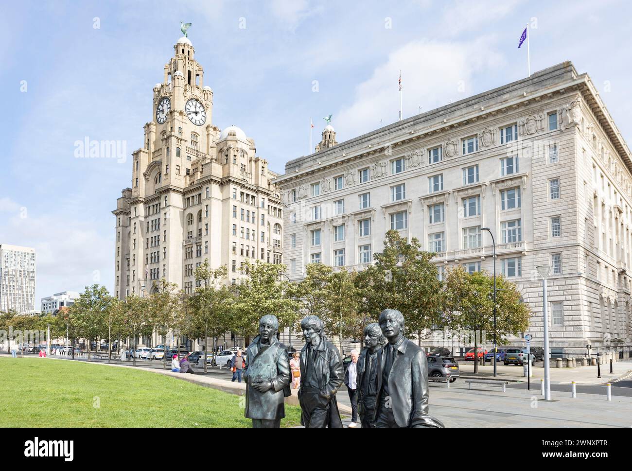 Liverpool, regno unito 16 maggio 2023, monumento dei Beatles di fronte al Liverpool Museum e al Port of Liverpool Building Foto Stock