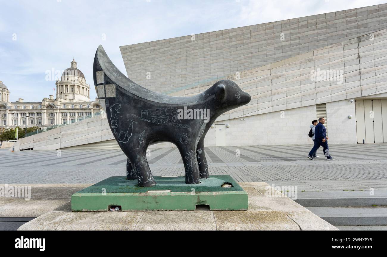 Liverpool, regno unito 16 gennaio 2024 statua Lambanana fuori dal museo di Liverpool, arte iconica locale Foto Stock