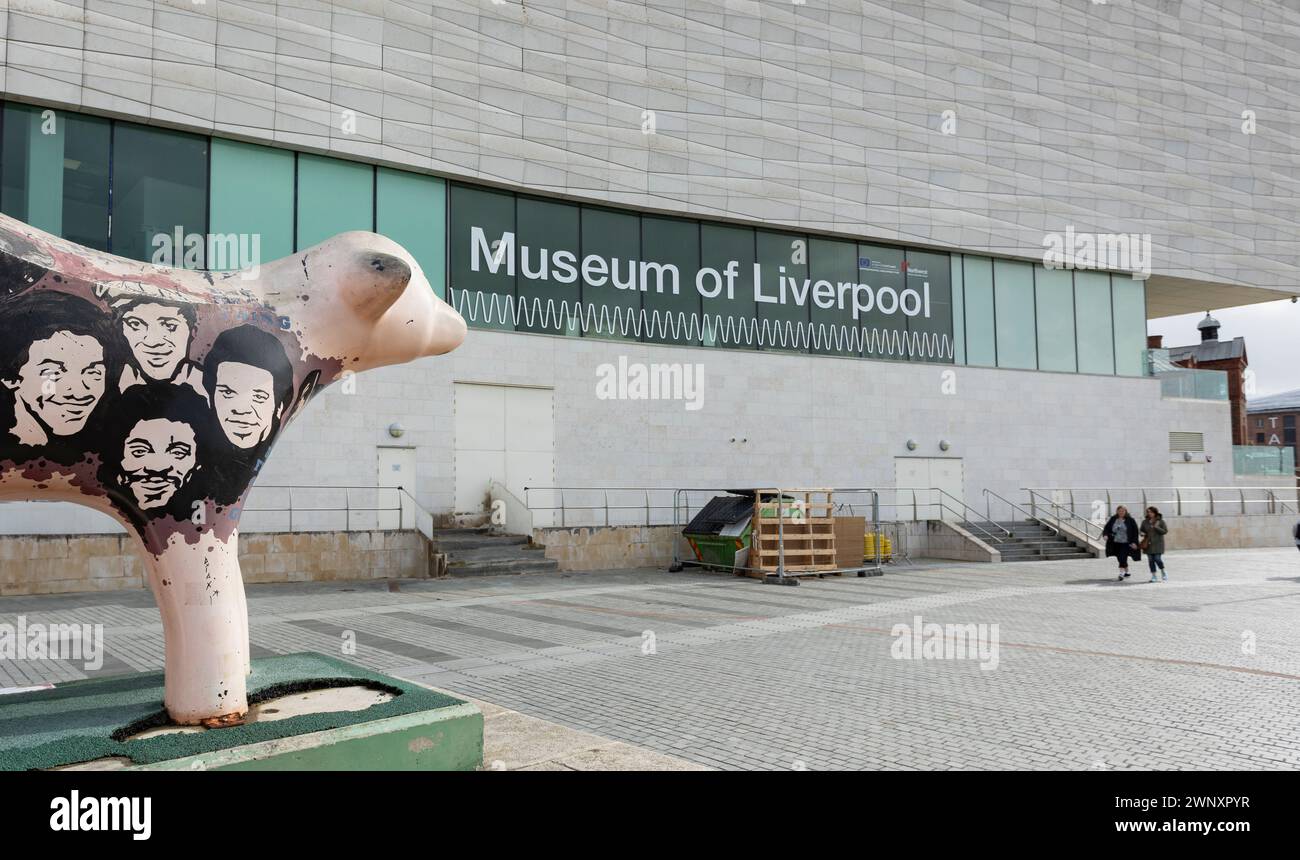 Liverpool, regno unito 16 gennaio 2024 statua Lambanana fuori dal museo di Liverpool, arte iconica locale Foto Stock