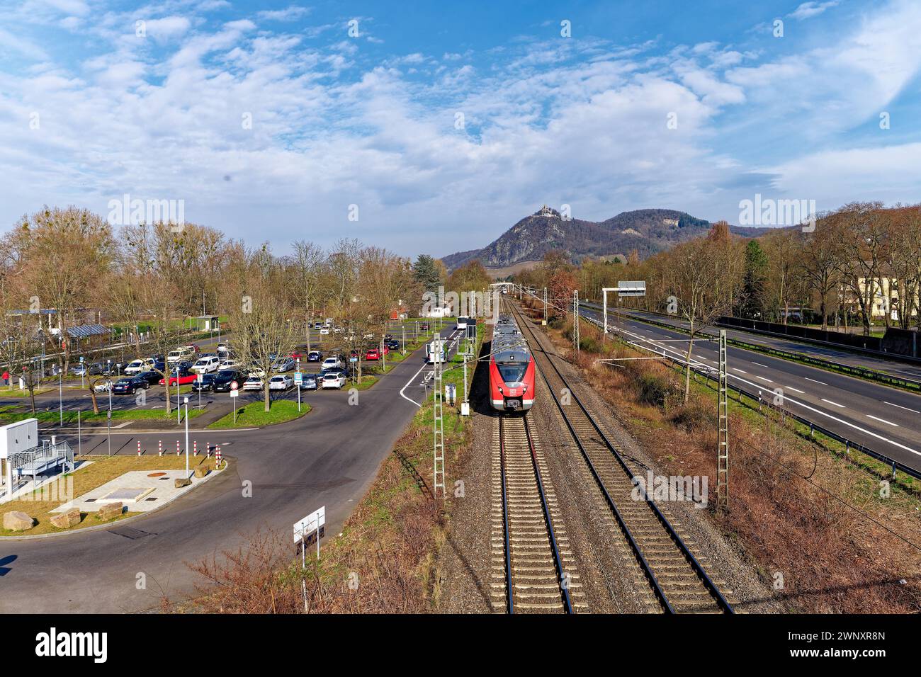 Ein Regionalzug vor dem Drachenfels im Siebengebirge; Bad Honnef, Nordrhein-Westfalen Foto Stock