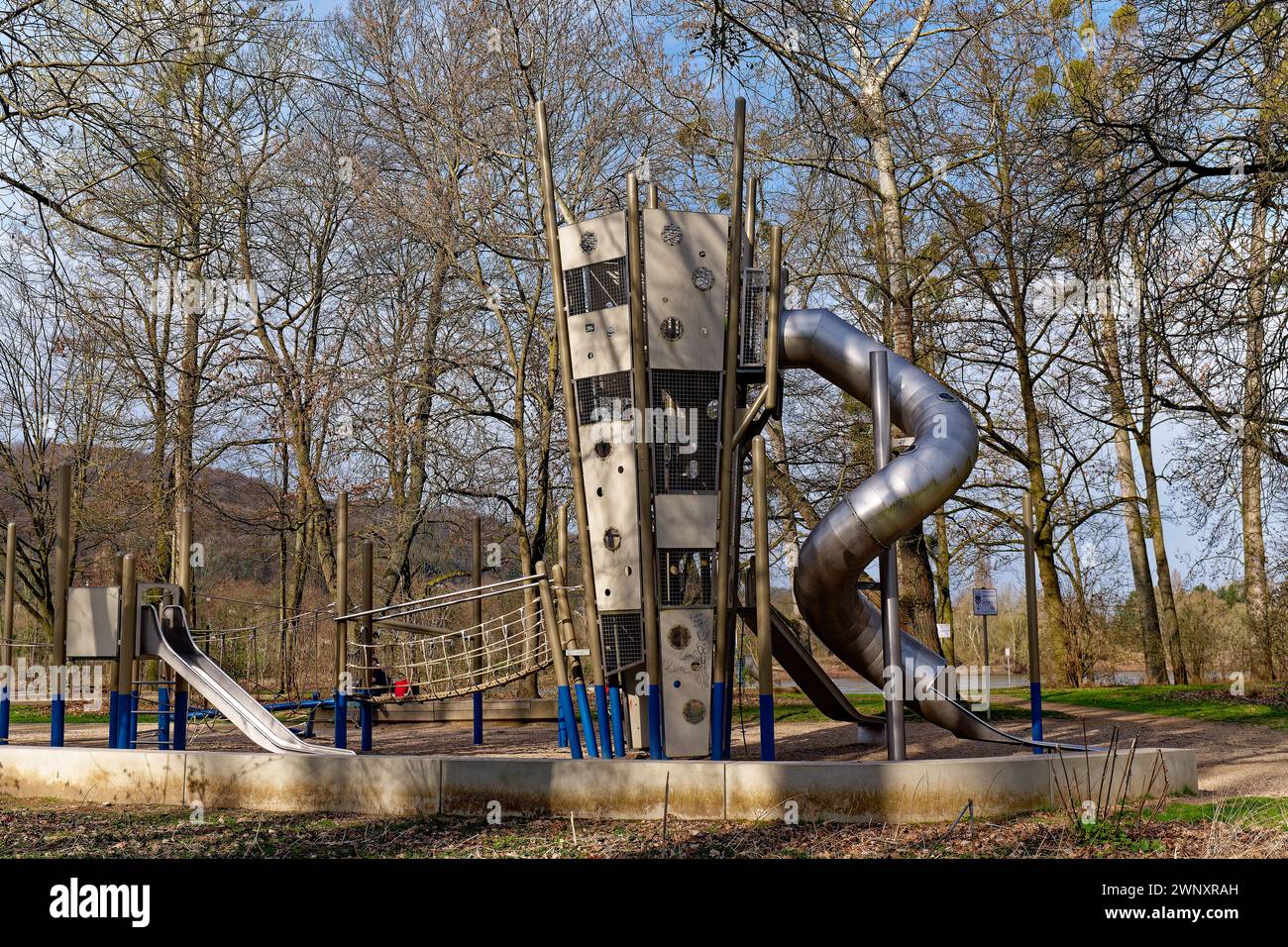 Ein modernes Spielgerät auf einem Spielplatz a Bad Honnef am Rhein, NRW Foto Stock