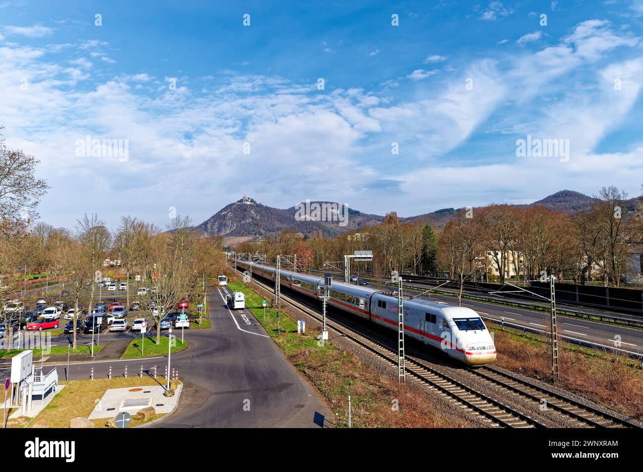 Ein ICE-Zug vor dem Drachenfels im Siebengebirge; Bad Honnef am Rhein; Nordrhein-Westfalen Foto Stock