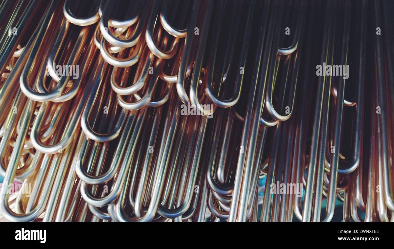Tubi in rame per scambiatori di calore. Gli scambiatori di calore in rame sono importanti nei sistemi di raffreddamento con riscaldamento termico solare a causa dell'elevata temperatura del rame Foto Stock