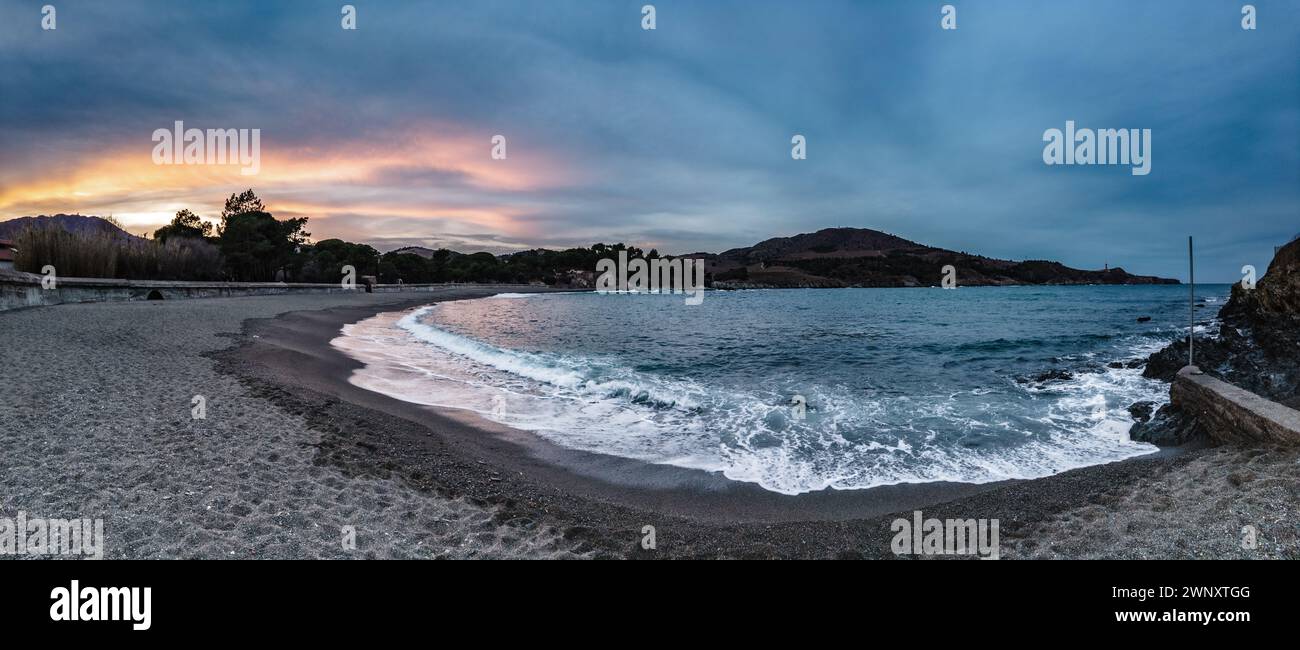 Vue panoramique de la plage de Paulilles en hiver au coucher du soleil Foto Stock