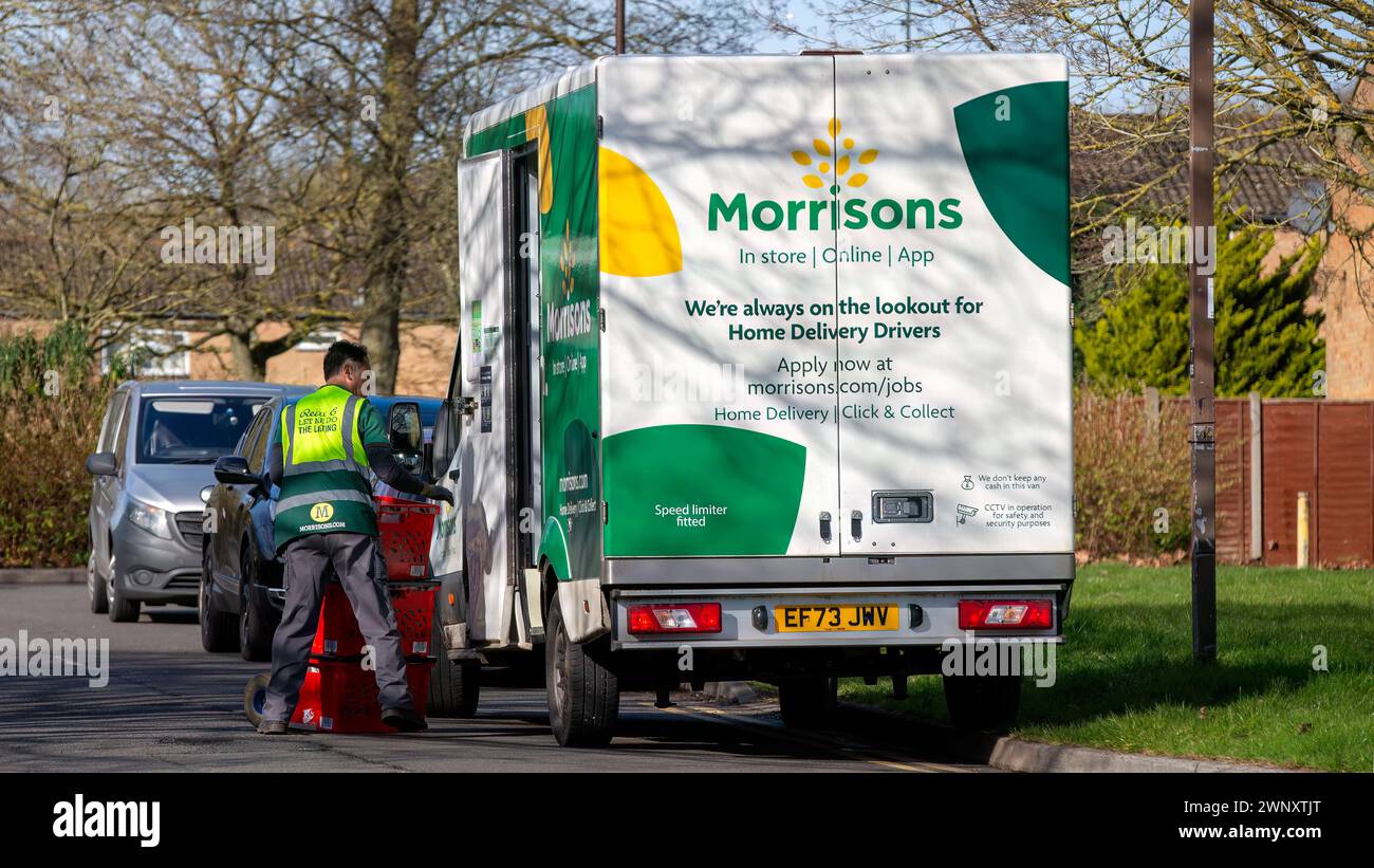 Milton Keynes, UK-4 marzo 2024: Corriere che scarica un supermercato Morrisons consegna a domicilio furgone.2023 Ford Transit Foto Stock