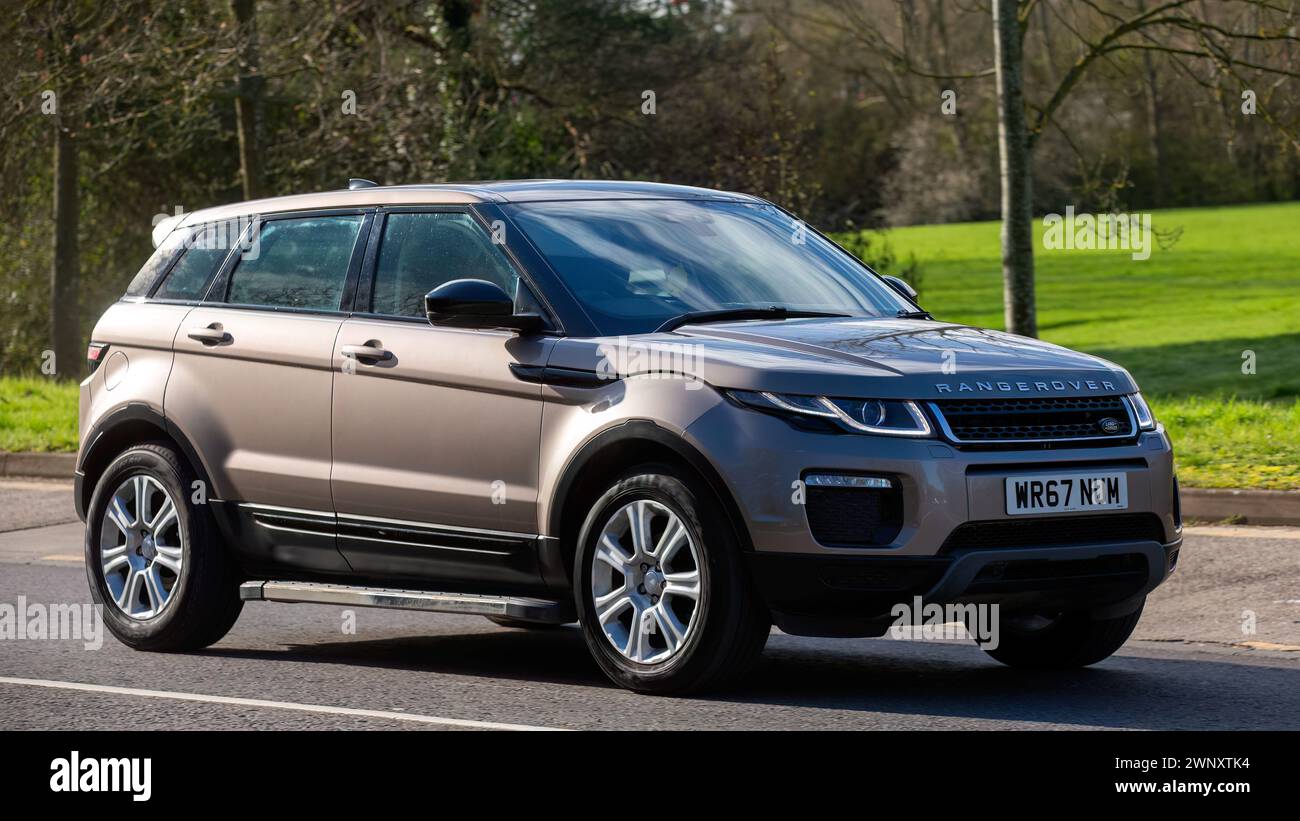 Milton Keynes, Regno Unito - 4 marzo 2024: 2017 Range Rover Evoque che guida su una strada inglese Foto Stock