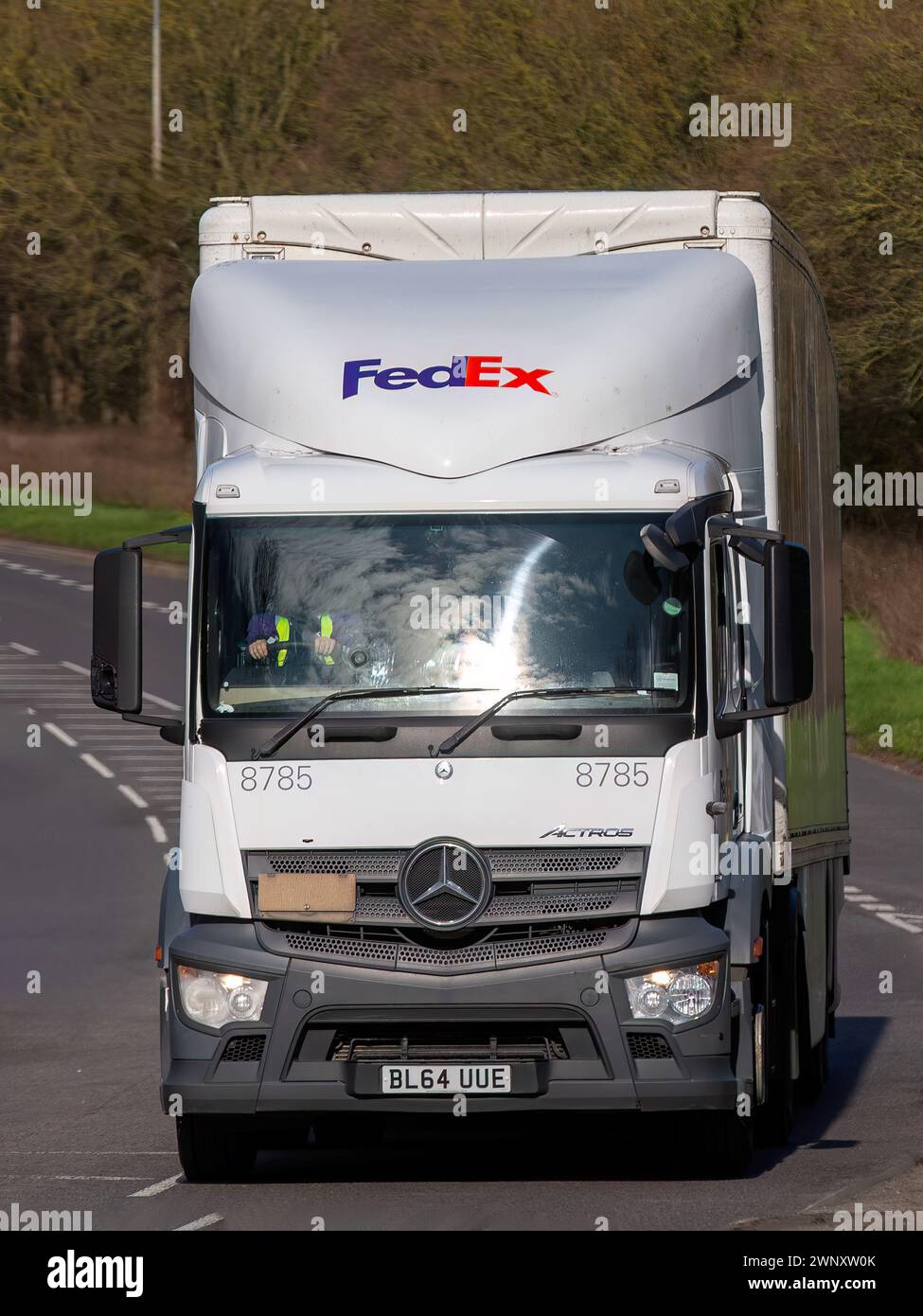 Milton Keynes, UK-4 marzo 2024: 2015 Fed Ex Mercedes Benz Truck che guida su una strada inglese Foto Stock