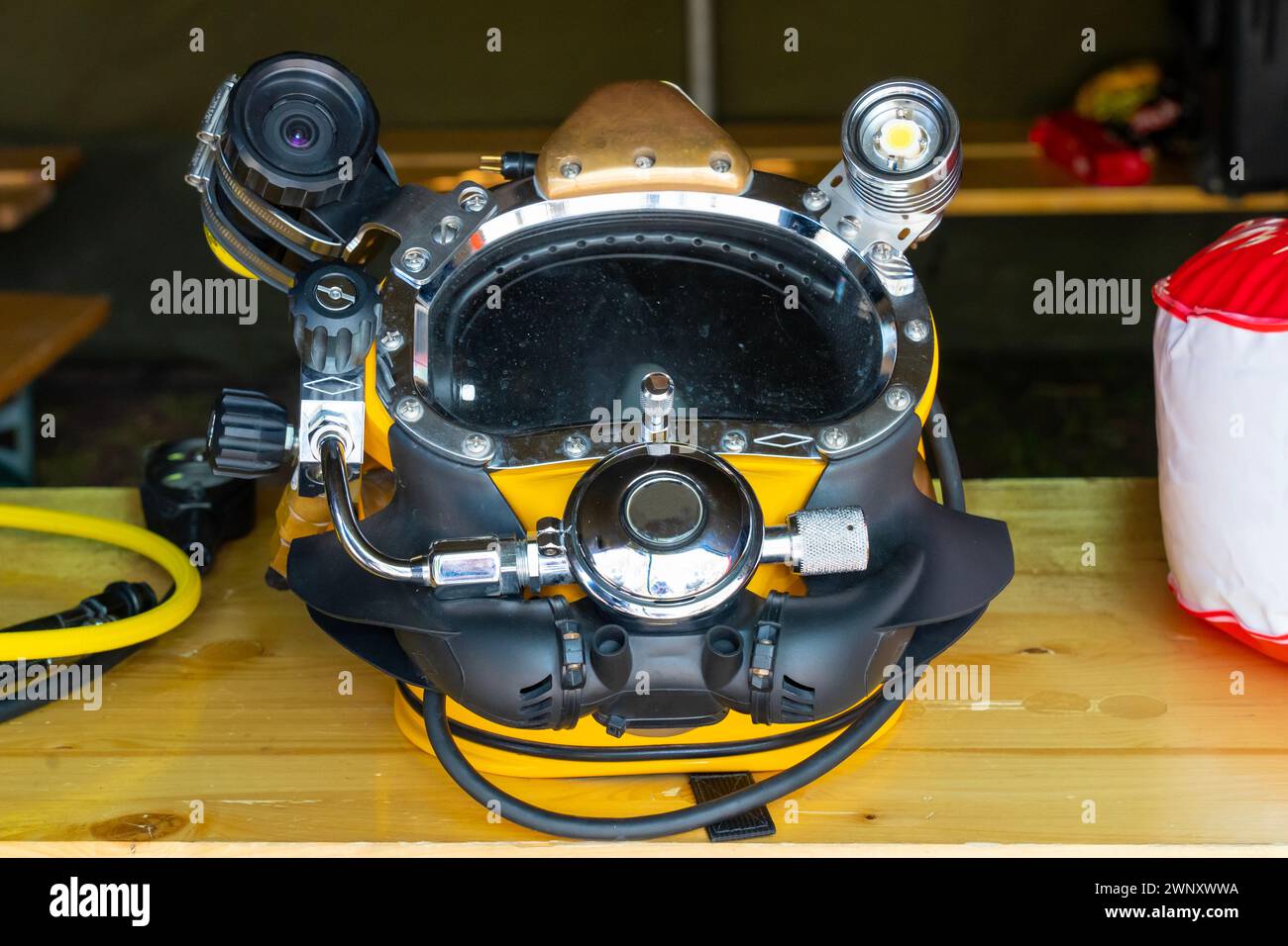 Casco da immersione dotato di telecamera e luce per operazioni speciali di immersione Foto Stock