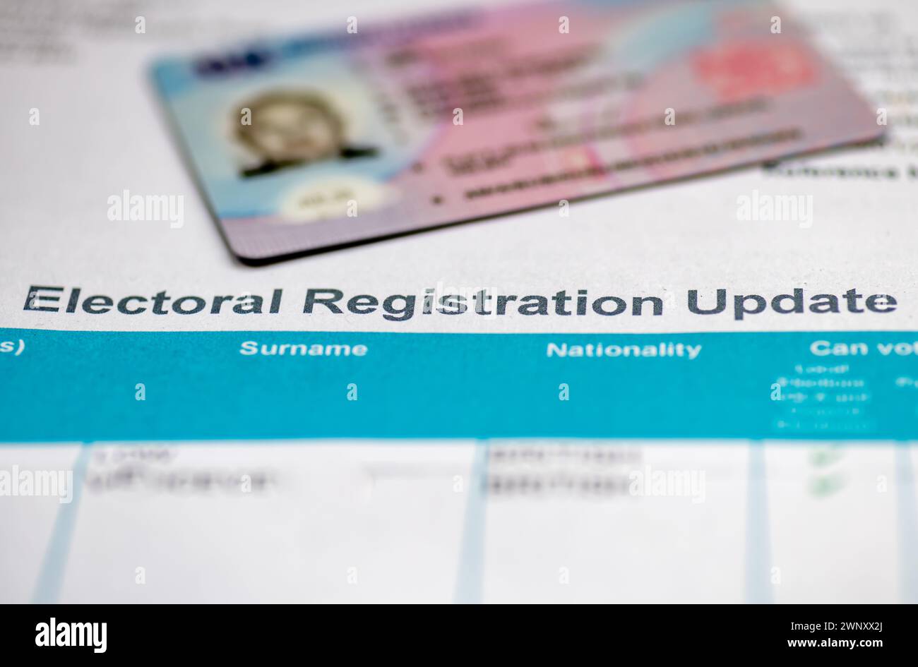 Un documento di aggiornamento della registrazione elettorale con patente di guida, con modifiche in cui gli elettori devono fornire un documento di identità prima di votare. Foto Stock