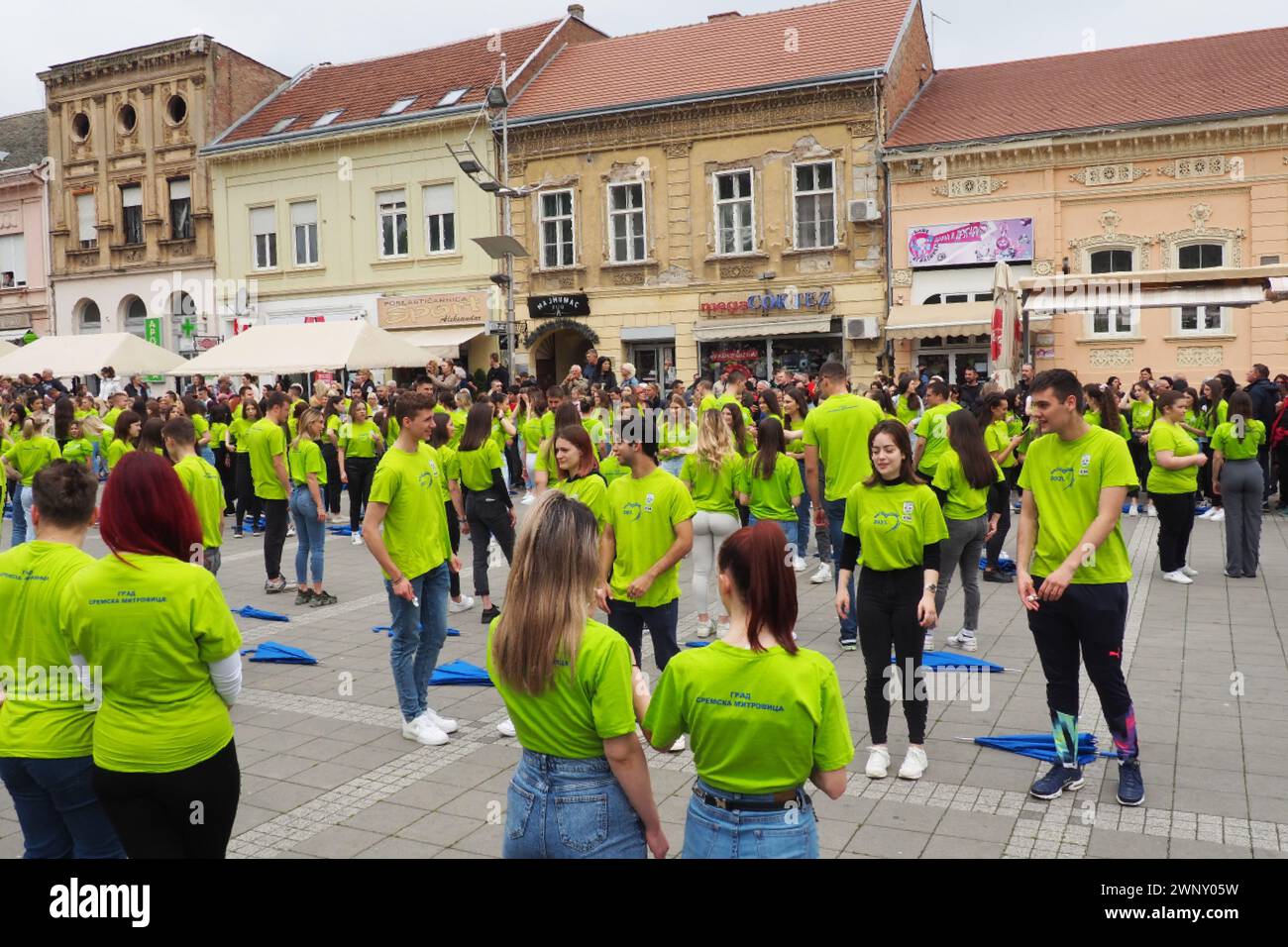 Sremska Mitrovica, Serbia, 19 maggio 2023 ballo di laureati di scuole e scuole tecniche nella piazza centrale. I giovani eseguono una danza collettiva Foto Stock