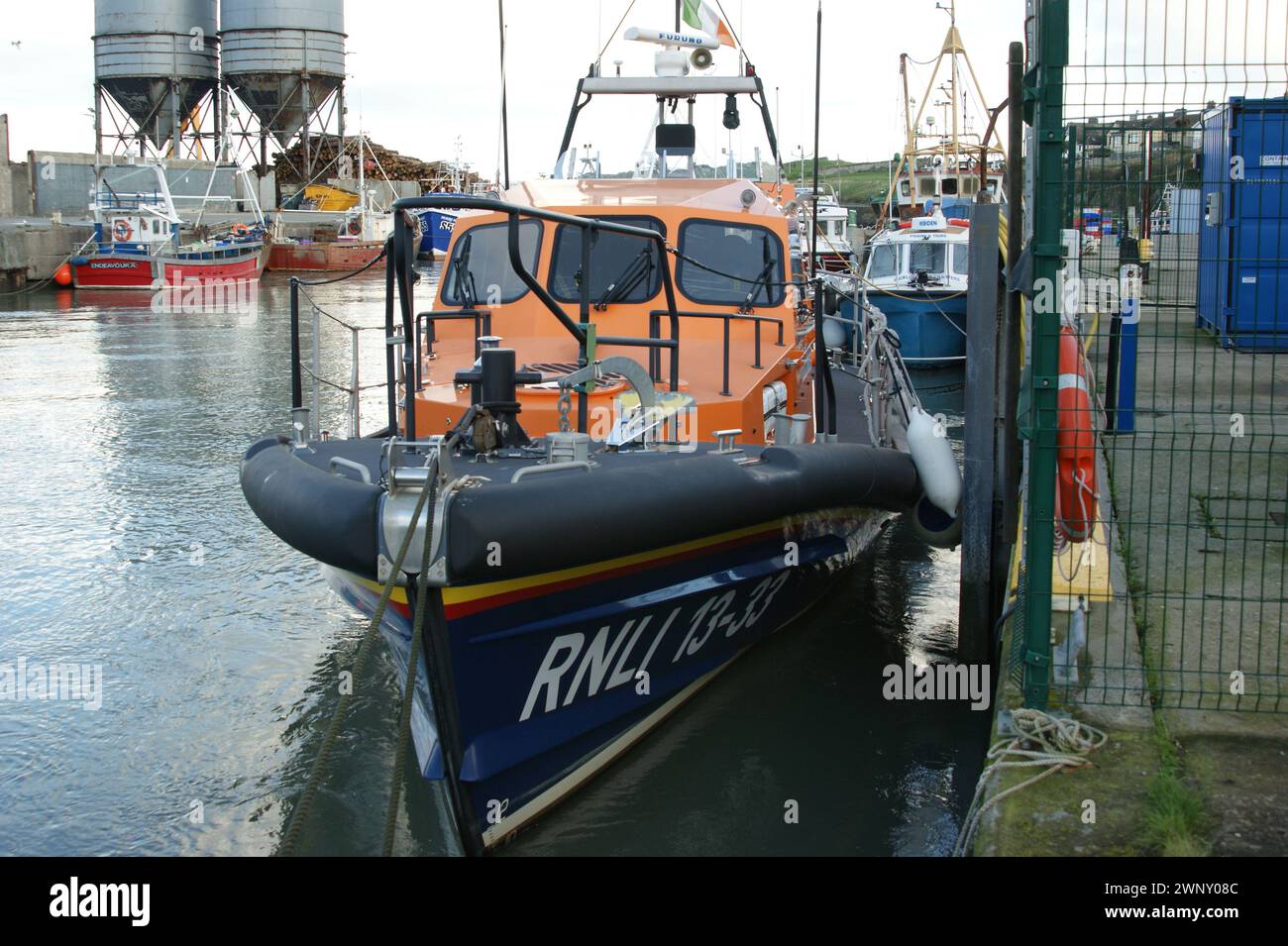 Scialuppa di salvataggio nel porto di Wicklow, vista frontale. Irlanda, Wicklow 11.02.2024. Foto Stock