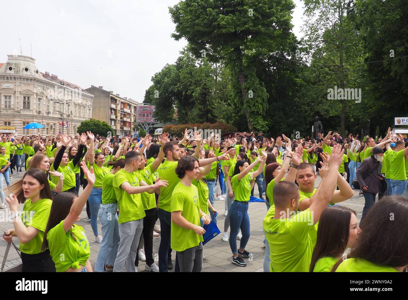 Sremska Mitrovica, Serbia, 19 maggio 2023 ballo di laureati di scuole e scuole tecniche nella piazza centrale. I giovani eseguono una danza collettiva Foto Stock