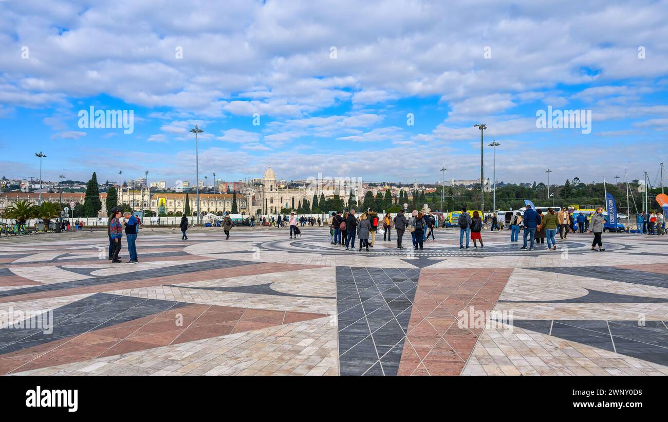 Turisti nella piazza del Monumento delle scoperte, LISBONA, PORTOGALLO Foto Stock