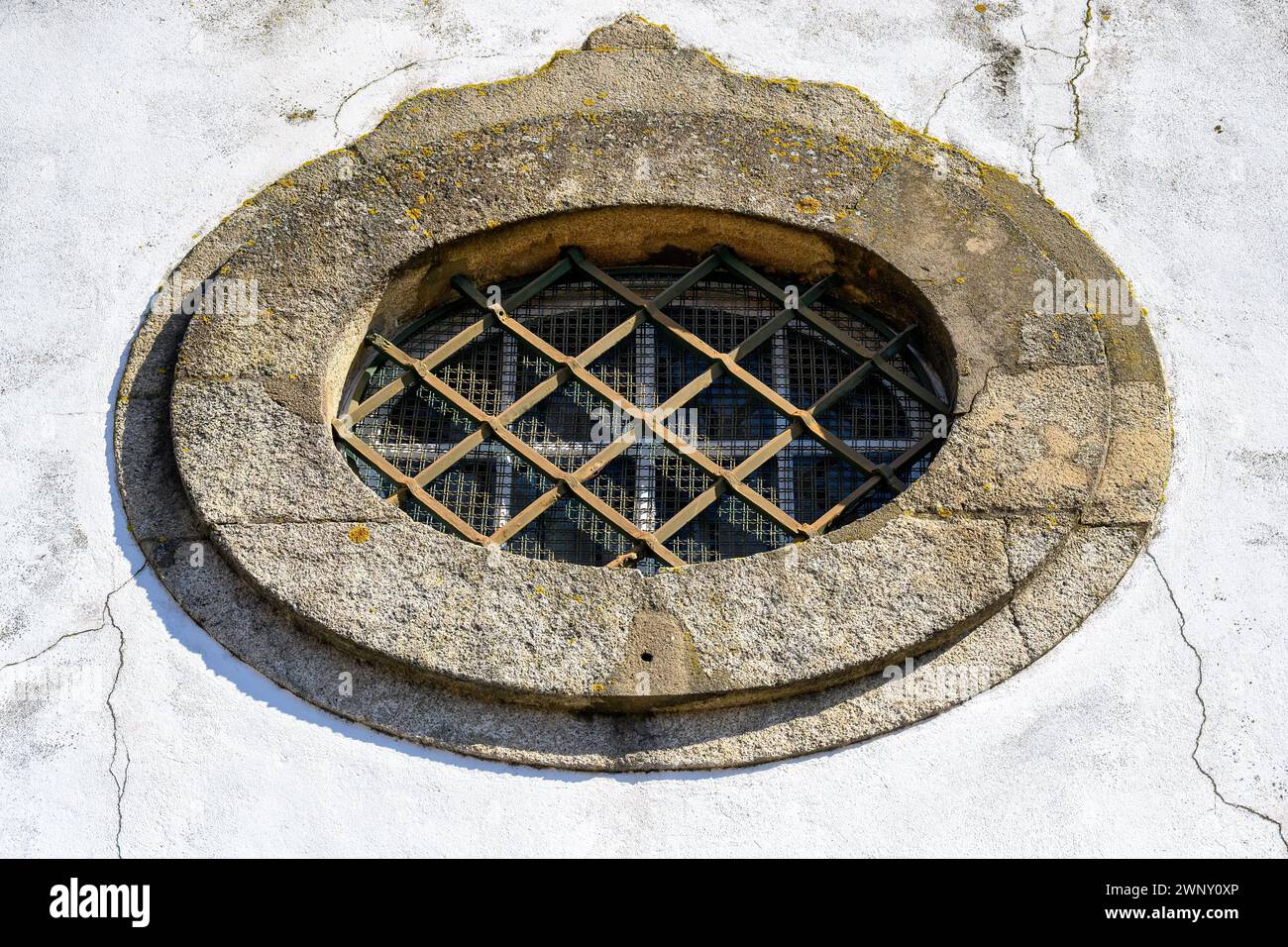 Lucernario ovale con finestra medievale con grata, PORTO, PORTOGALLO Foto Stock