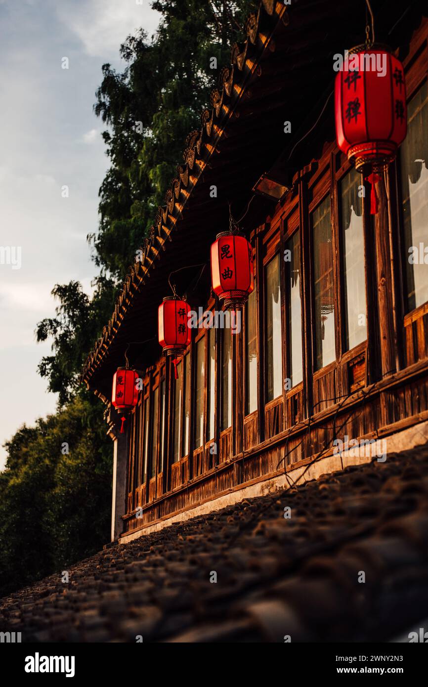 Finestre e lanterne nella città vecchia di Suzhou Foto Stock