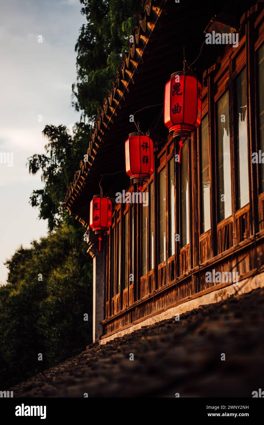 Finestre e lanterne nella città vecchia di Suzhou Foto Stock
