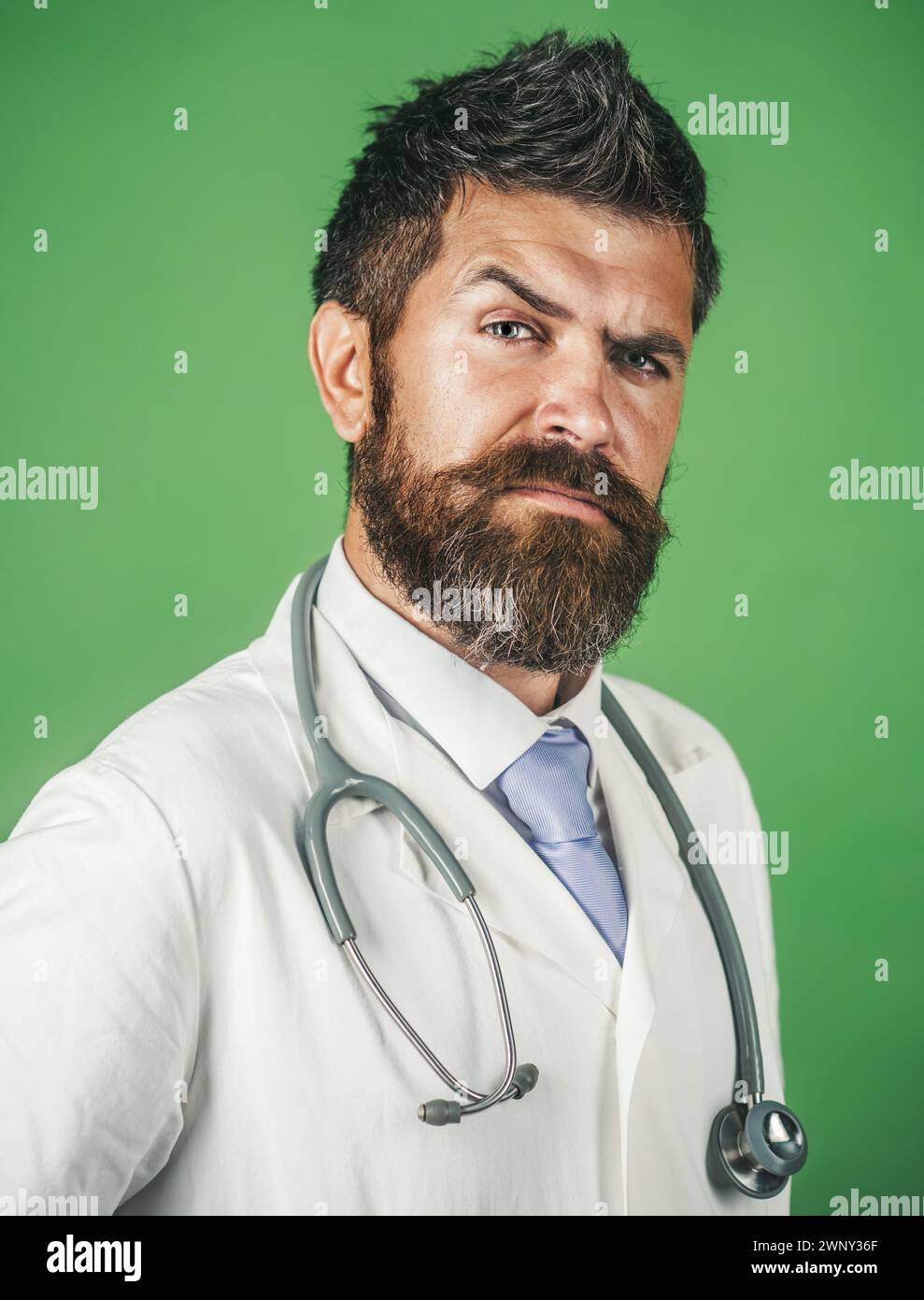 Concetto di clinica, sanità, medicina e personale medico. Medico maschio serio in cappotto medico bianco con stetoscopio in ospedale. Servizio di ambulanza Foto Stock