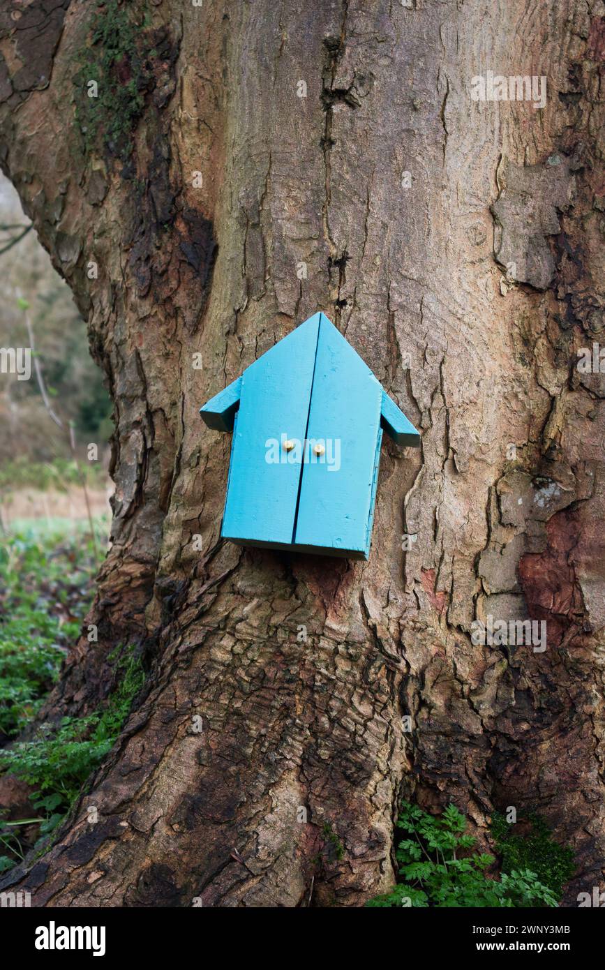 Porta delle fate in miniatura su un albero a Bromham, Bedfordshire Foto Stock
