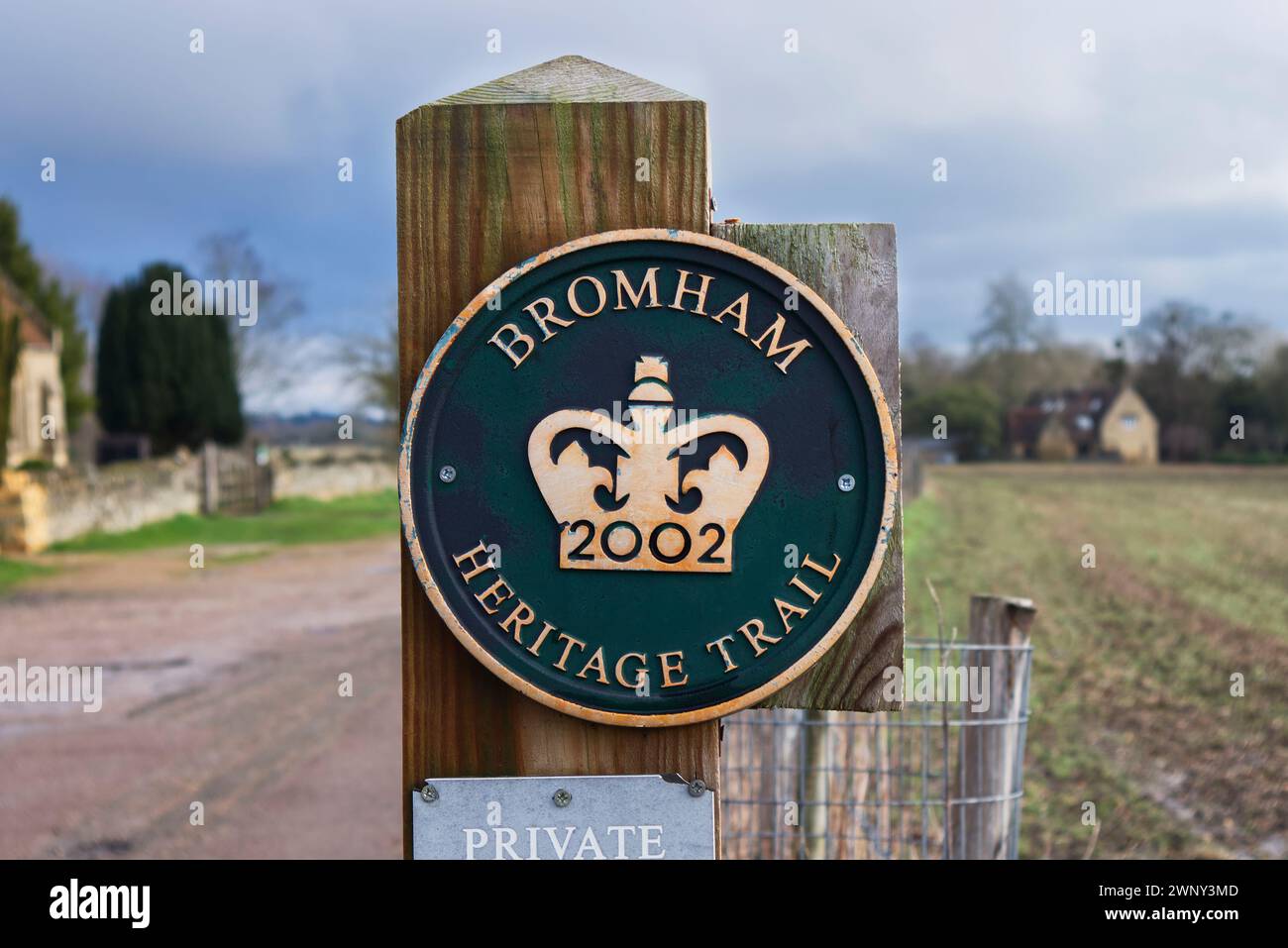 Insegna del Bromham Heritage Trail fuori dalla chiesa di St Owen a Bromham, Bedfordshire Foto Stock