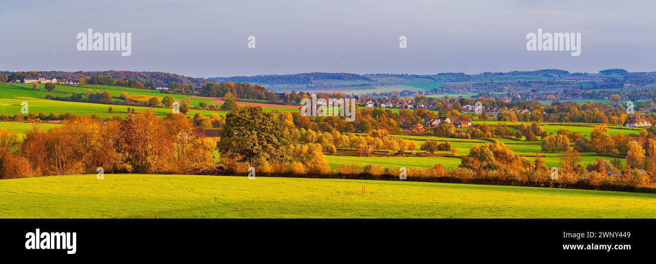 Un'ampia foto panoramica 3:1 scattata in autunno e i colori autunnali catturano la prima luce della giornata nel profondo sud del Limburgo, al confine con la N Foto Stock