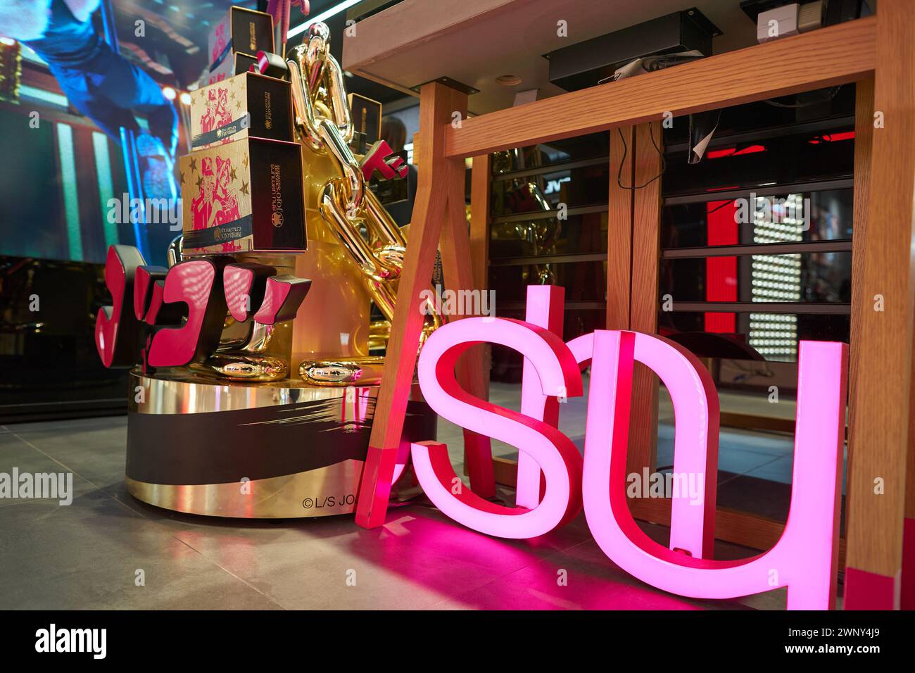 HONG KONG, CINA - 4 DICEMBRE 2023: Foto interna del negozio Shu Uemura nel centro commerciale New Town Plaza. Foto Stock