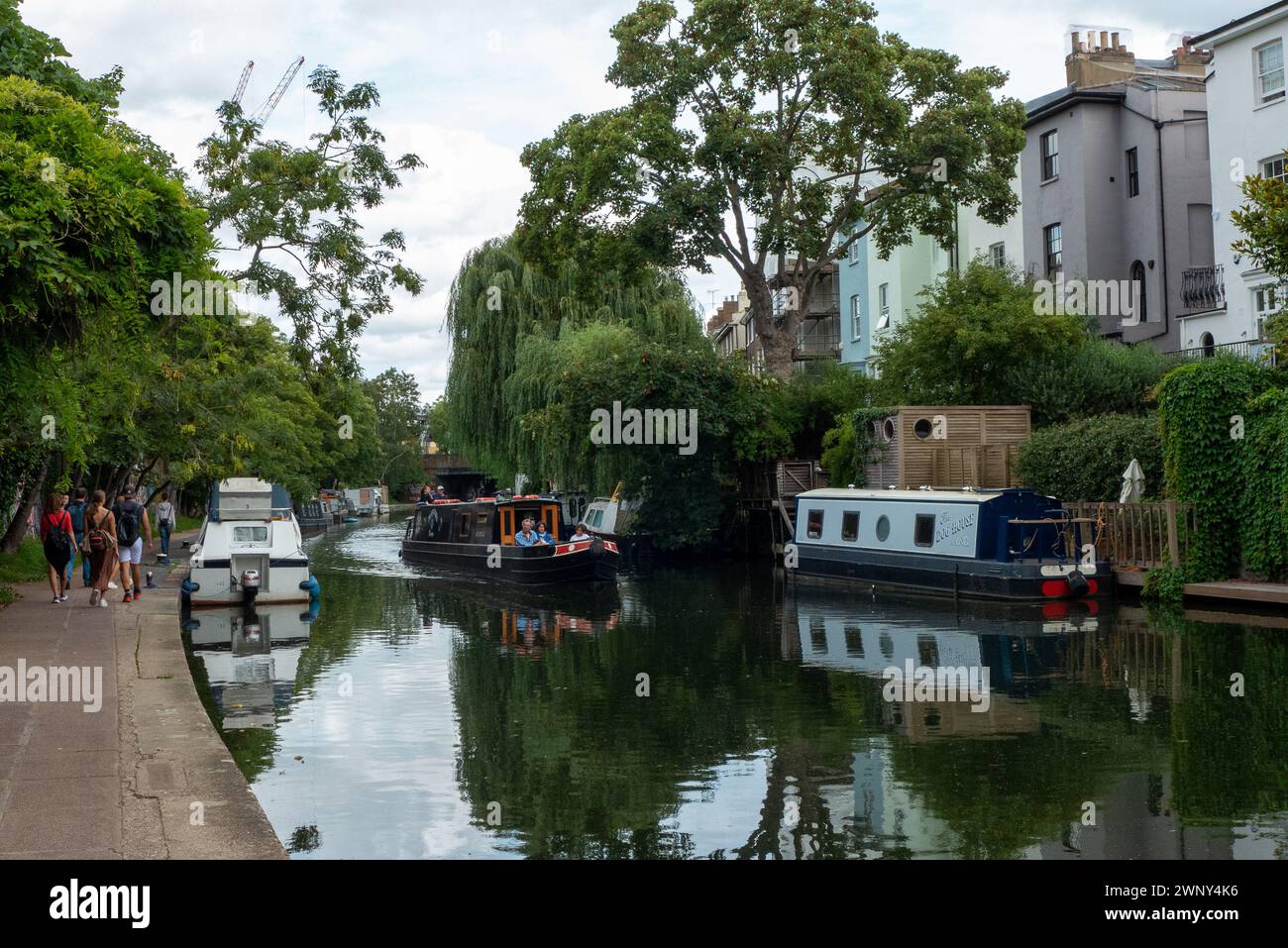 Barche e case lungo il Regent's Canal vicino a Camden Town sono una famosa attrazione turistica di Londra Foto Stock