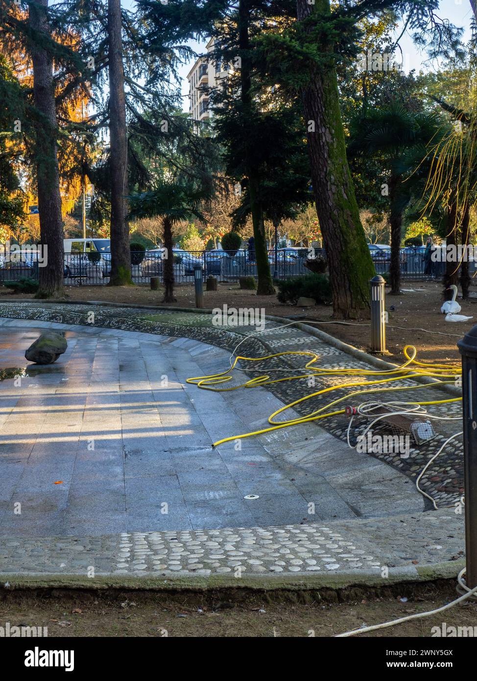 Laghetto decorativo drenato nel parco. Pulire uno stagno in un vivaio di uccelli. Voliera con uccelli volanti Foto Stock