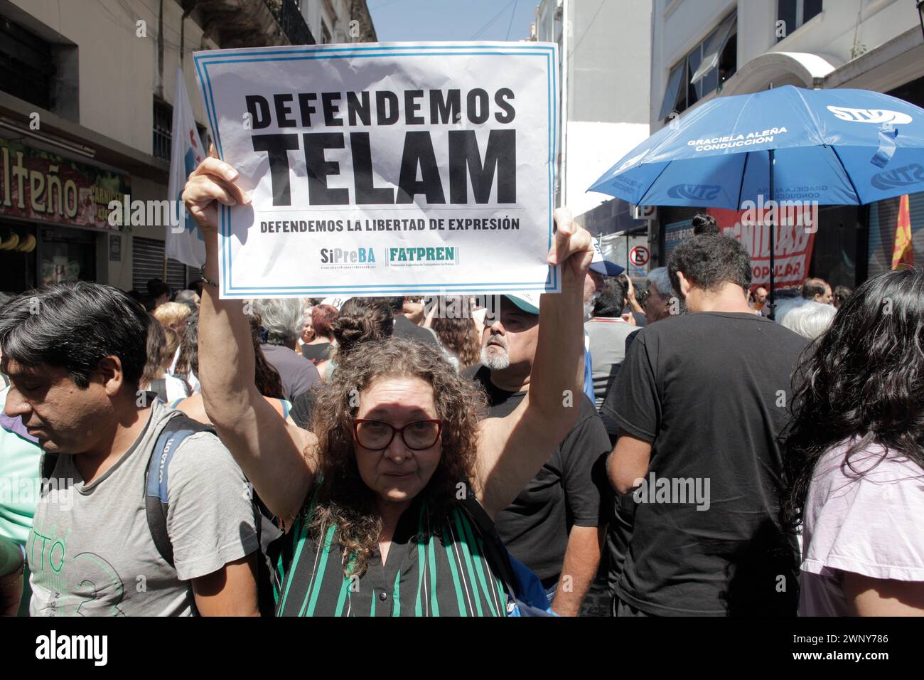 Buenos Aires, Argentina. 4 marzo 2024. La storica Agencia TELAM (Telenoticiosa americana), la più grande agenzia di stampa dell'America Latina e la seconda più grande in spagnolo, è chiusa. I dipendenti sono arrivati per trovare la sua redazione recintata dalla polizia, il suo sito web e l'archivio. I lavoratori hanno ricevuto una comunicazione ufficiale che li esonera dallo svolgimento dei loro compiti per una settimana. La chiusura della sala stampa è avvenuta mentre alcuni dei suoi lavoratori svolgevano compiti notturni, quindi rimangono all'interno dei loro uffici rifiutando la chiusura dell'agenzia di stampa. (Immagine di credito: © Roberto Almeida Aveledo/ZUMA Foto Stock