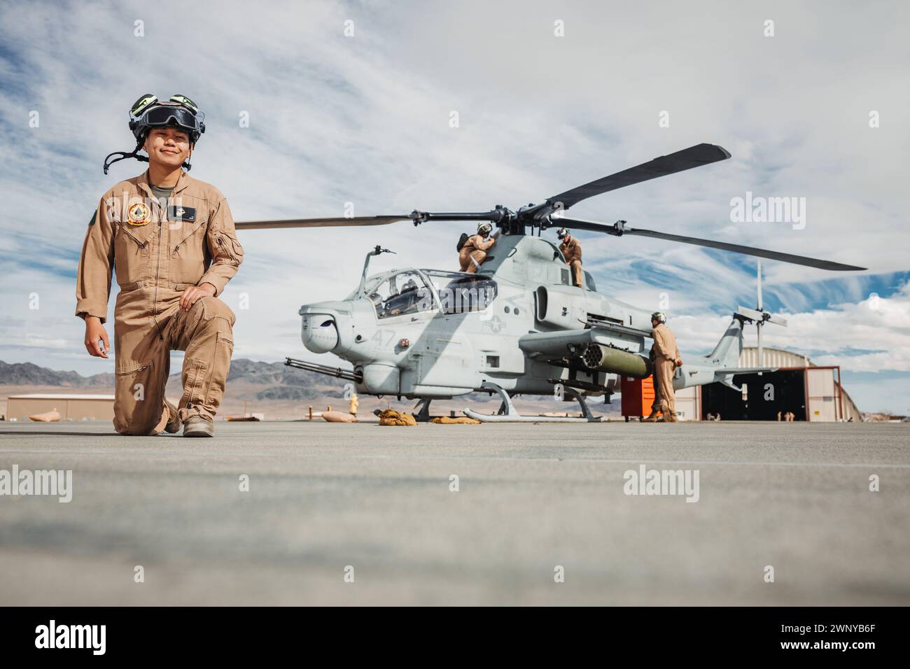 U.S. Marine Corps Sgt. Ivandominick Uy, a Manila, nativo delle Filippine, AH-1Z Viper meccanico con Marine Light Attack Helicopter Squadron (HMLA) 267, Marine Aircraft Group 39, 3D Marine Aircraft Wing, posa per una foto durante un esercizio di combattimento della Marine Air-Ground Task Force come parte del Service Level Training Exercise 2-24 a Camp Wilson, Marine Corps Air-Ground Combat Center, Twentynine Palms, California, 19 febbraio 2024. MWX è l'evento culminante per SLTE 2-24 che migliora le capacità operative e la letalità dei membri dei servizi degli Stati Uniti e degli alleati come MAGTF. (Foto del corpo dei Marines degli Stati Uniti di Lance C Foto Stock