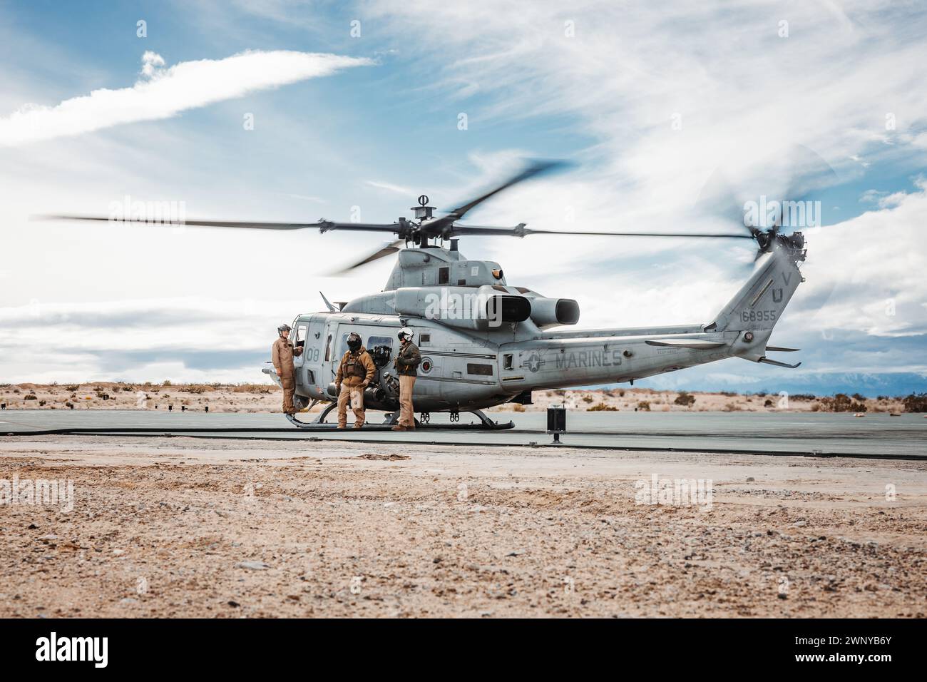 US Marines with Marine Light Attack Helicopter Squadron (HMLA) 267, Marine Aircraft Group 39, 3D Marine Aircraft Wing, rifornire un UH-1Y Venom a supporto di un'esercitazione di combattimento della Marine Air-Ground Task Force durante l'esercitazione di addestramento del livello di servizio 2-24 a Camp Wilson, Marine Corps Air-Ground Combat Center, Twentynine Palms, California, 19 febbraio 2024. MWX è l'evento culminante per SLTE 2-24 che migliora le capacità operative e la letalità dei membri dei servizi degli Stati Uniti e degli alleati come MAGTF. (Foto del corpo dei Marines degli Stati Uniti di Lance Cpl. Richard PerezGarcia) Foto Stock