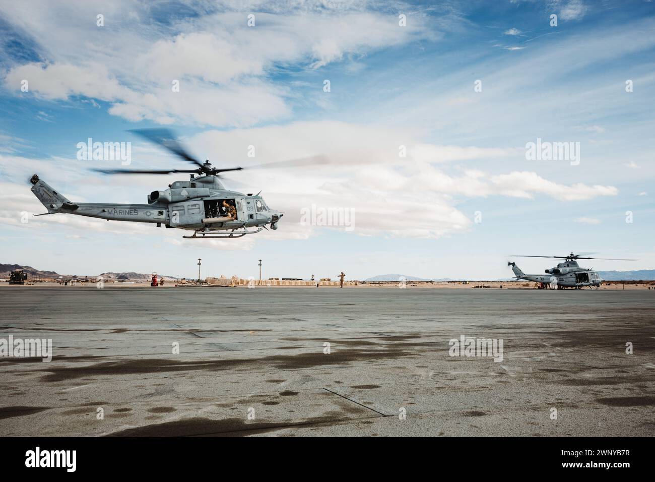 US Marines con Marine Light Attack Helicopter Squadron (HMLA) 267, Marine Aircraft Group 39, 3D Marine Aircraft Wing, atterra un UH-1Y Venom a supporto di un'esercitazione di combattimento della Marine Air-Ground Task Force durante l'esercitazione di addestramento del livello di servizio 2-24 a Camp Wilson, Marine Corps Air-Ground Combat Center, Twentynine Palms, California, 19 febbraio 2024. MWX è l'evento culminante per SLTE 2-24 che migliora le capacità operative e la letalità dei membri dei servizi degli Stati Uniti e degli alleati come MAGTF. (Foto del corpo dei Marines degli Stati Uniti di Lance Cpl. Richard PerezGarcia) Foto Stock