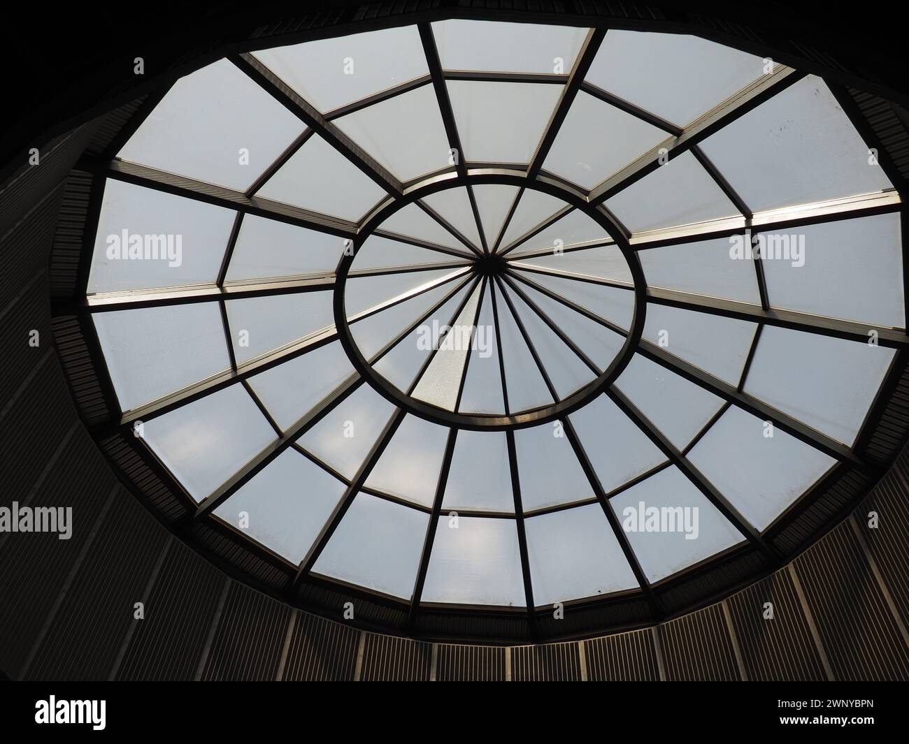 Cupola in vetro o finestrino rotondo nel tetto. Il cielo può essere visto attraverso una struttura trasparente in vetro nella volta dell'edificio. Stile architettonico Foto Stock