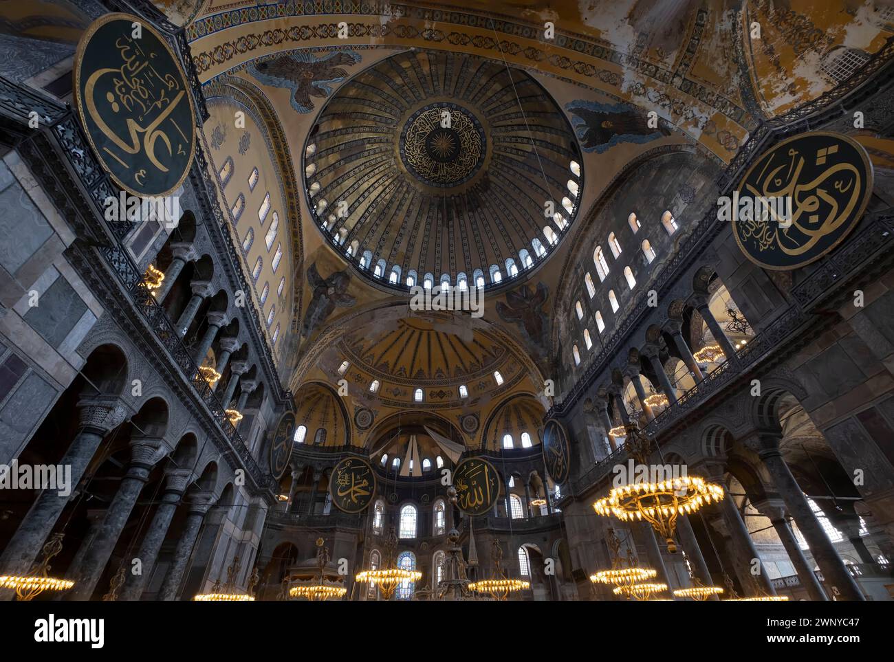 Vista grandangolare dell'interno di Santa Sofia convertita in moschea, Santa Sofia, Istanbul, Turchia, orizzontale Foto Stock