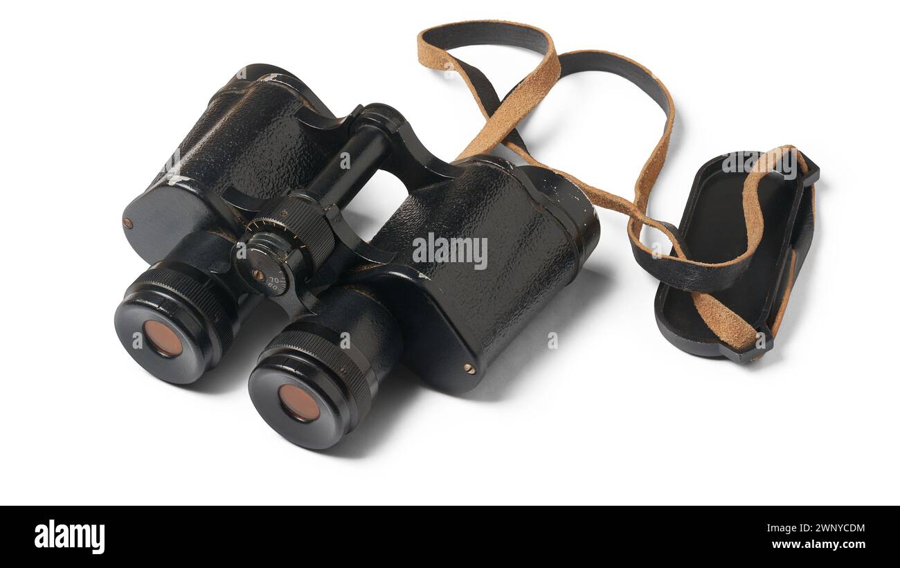 set di binocoli neri classici con alloggiamento in metallo e rivestimento antiriflesso sulle lenti utilizzate per attività come il birdwatching e la caccia Foto Stock