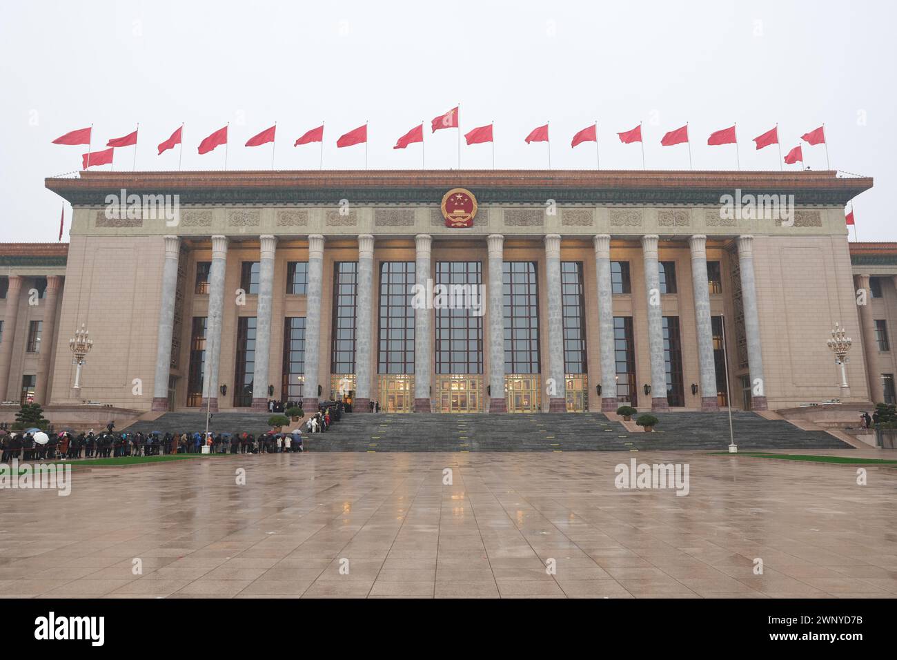 Pechino, Cina. 5 marzo 2024. Questa foto scattata il 5 marzo 2024 mostra la sala grande del popolo a Pechino, capitale della Cina. La seconda sessione del 14° Congresso Nazionale del popolo (NPC) terrà la sua riunione di apertura qui martedì mattina. Crediti: Liu Xu/Xinhua/Alamy Live News Foto Stock