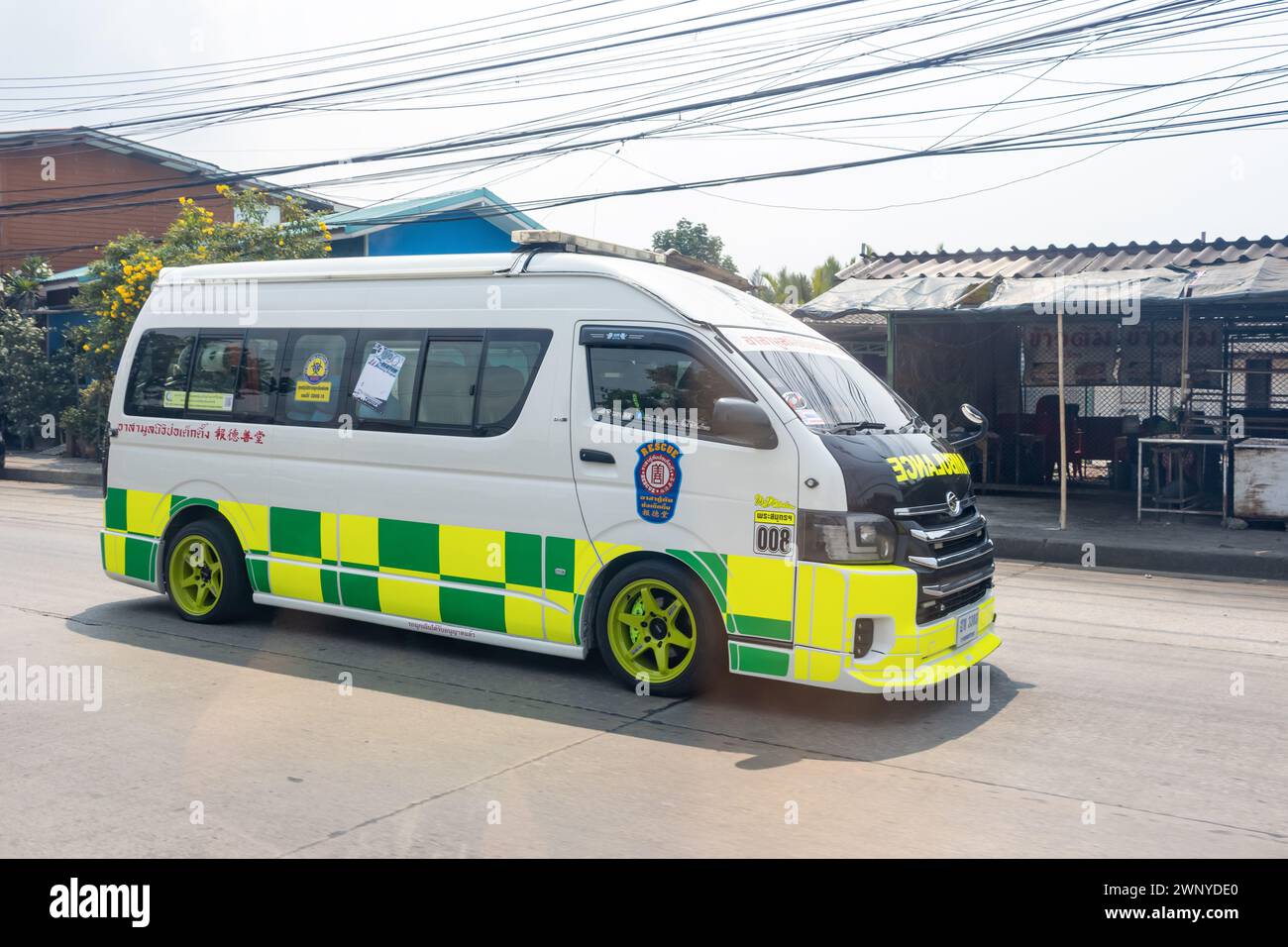 SAMUT PRAKAN, THAILANDIA, 26 2024 febbraio, un'ambulanza sta guidando lungo la strada Foto Stock