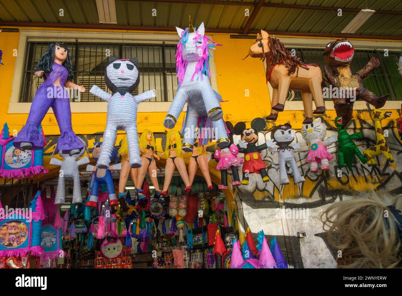 9th Street (vicino a Central Avenue). Un'area di mercato messicano all'aperto/al coperto. Los Angeles, California, Stati Uniti Foto Stock